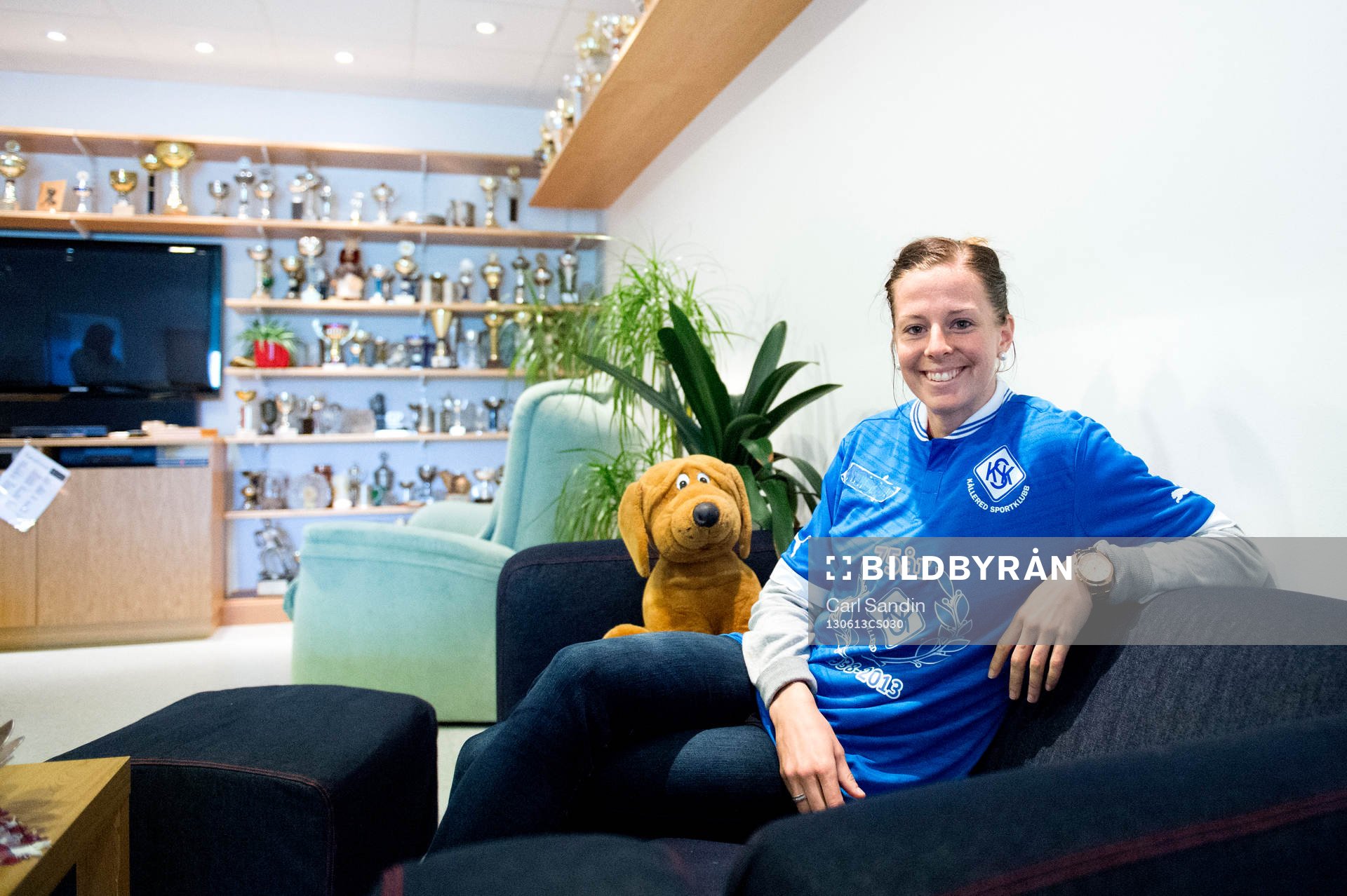 Fotboll, Lotta Schelin besöker Kållered SK: Lotta Schelin i Kållered SKs troférum.