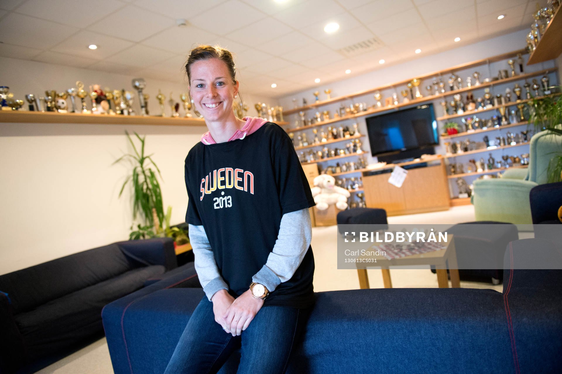 Fotboll, Lotta Schelin besöker Kållered SK: Lotta Schelin i Kållered SKs troférum.