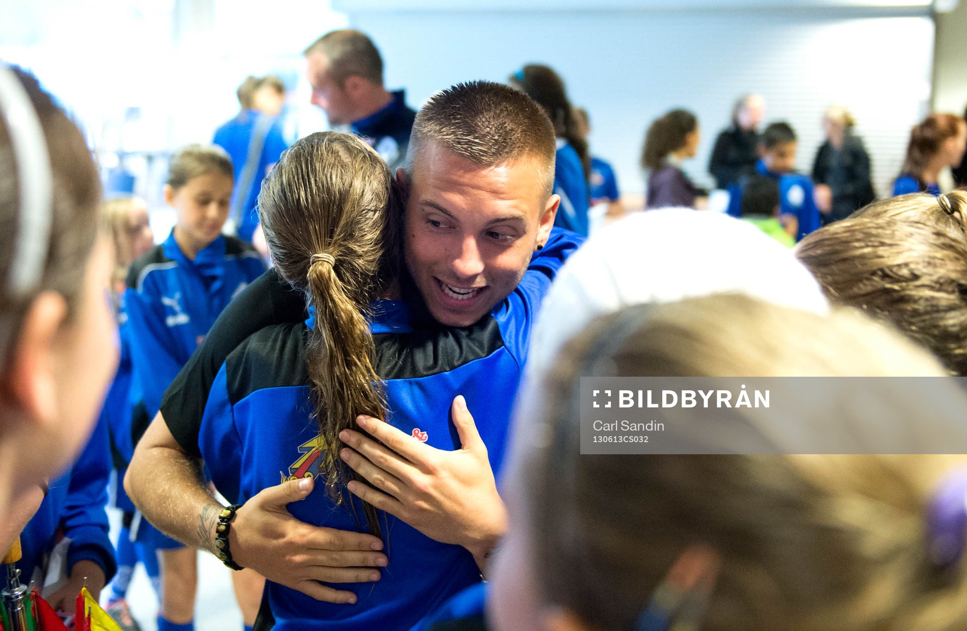 Fotboll, Lotta Schelin besöker Kållered SK: Anton Hysén får en ram av en av spelarna.