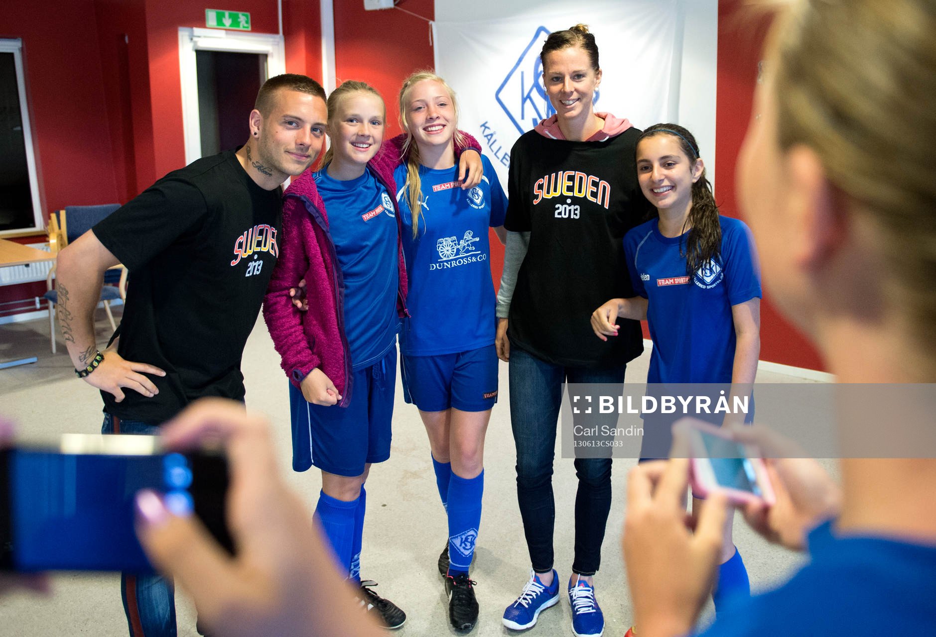 Fotboll, Lotta Schelin besöker Kållered SK: Anton Hysén och Lotta Schelin blir fotograferade tillsamman med spelare från Kållered SK.