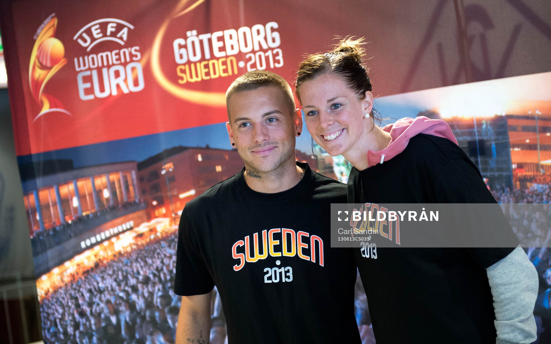 Fotboll, Lotta Schelin besöker Kållered SK: Anton Hysén och Lotta Schelin.