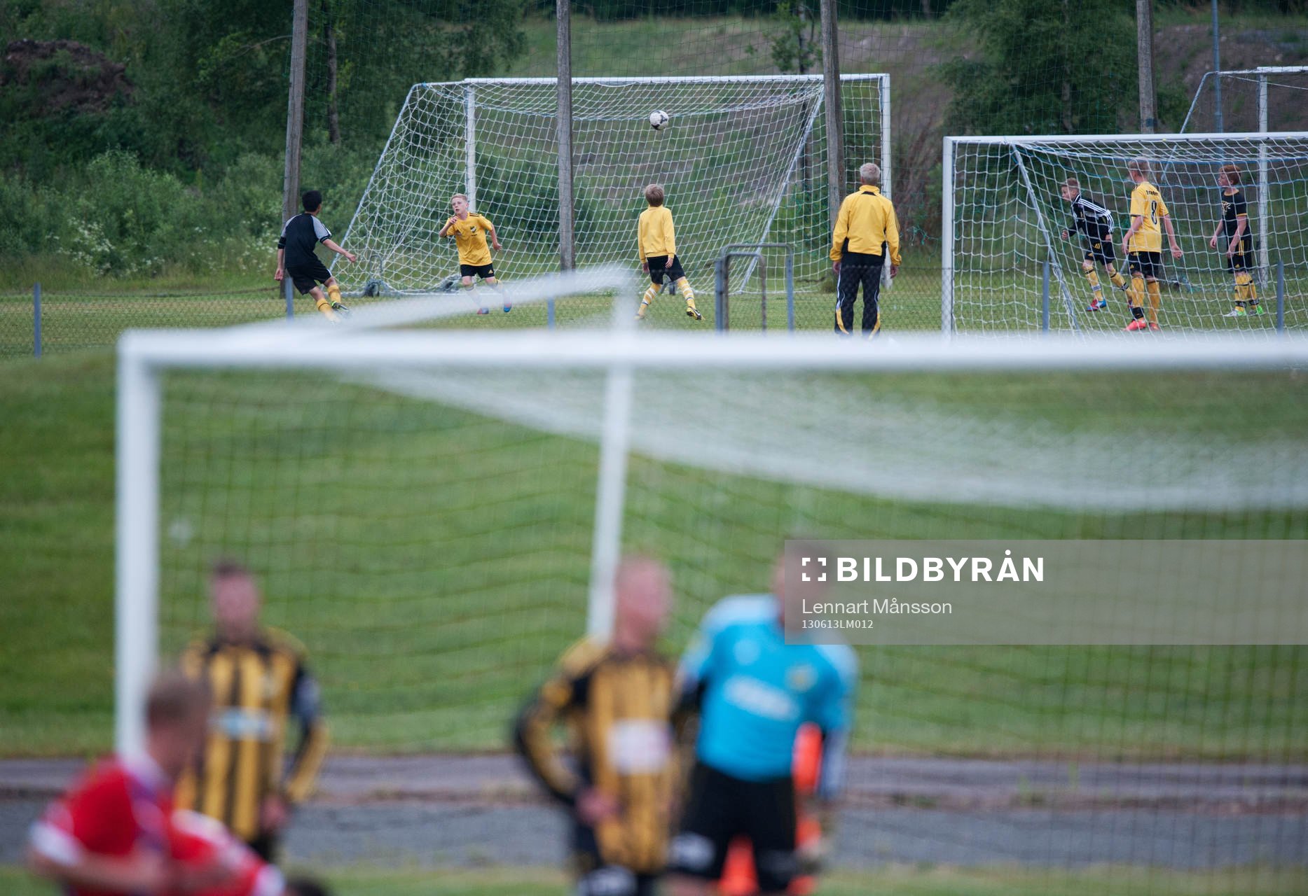 Ungdomsträning på planen bakom A-lagsmatchen