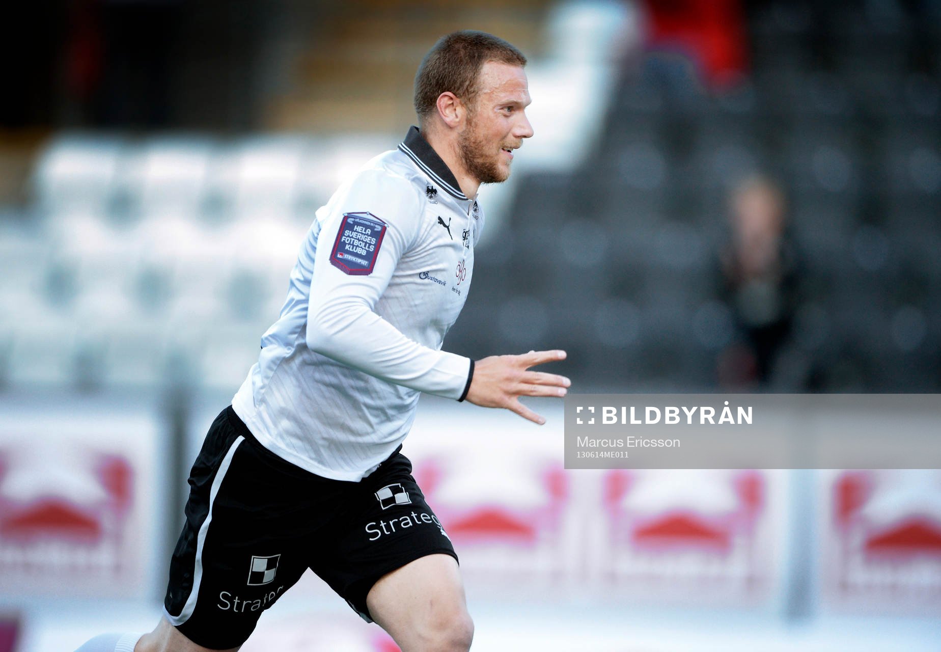 Peter Samuelsson, Örebro SK, jublar efter 1 - 0 i matchen mellan Örebro och Örgryte på Behrn Arena.