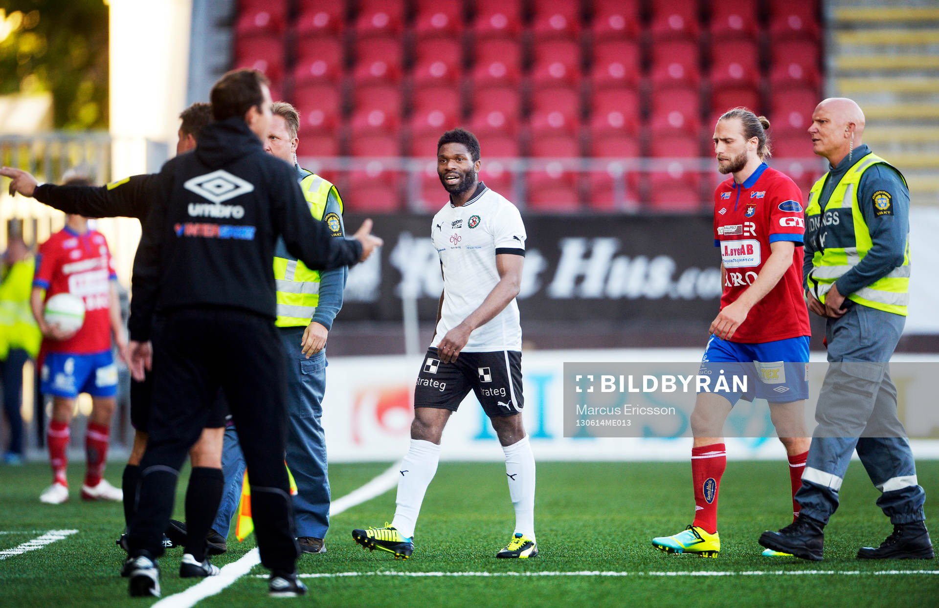 Samuel Wowoah och Emil Karlsson får rött kort i matchen