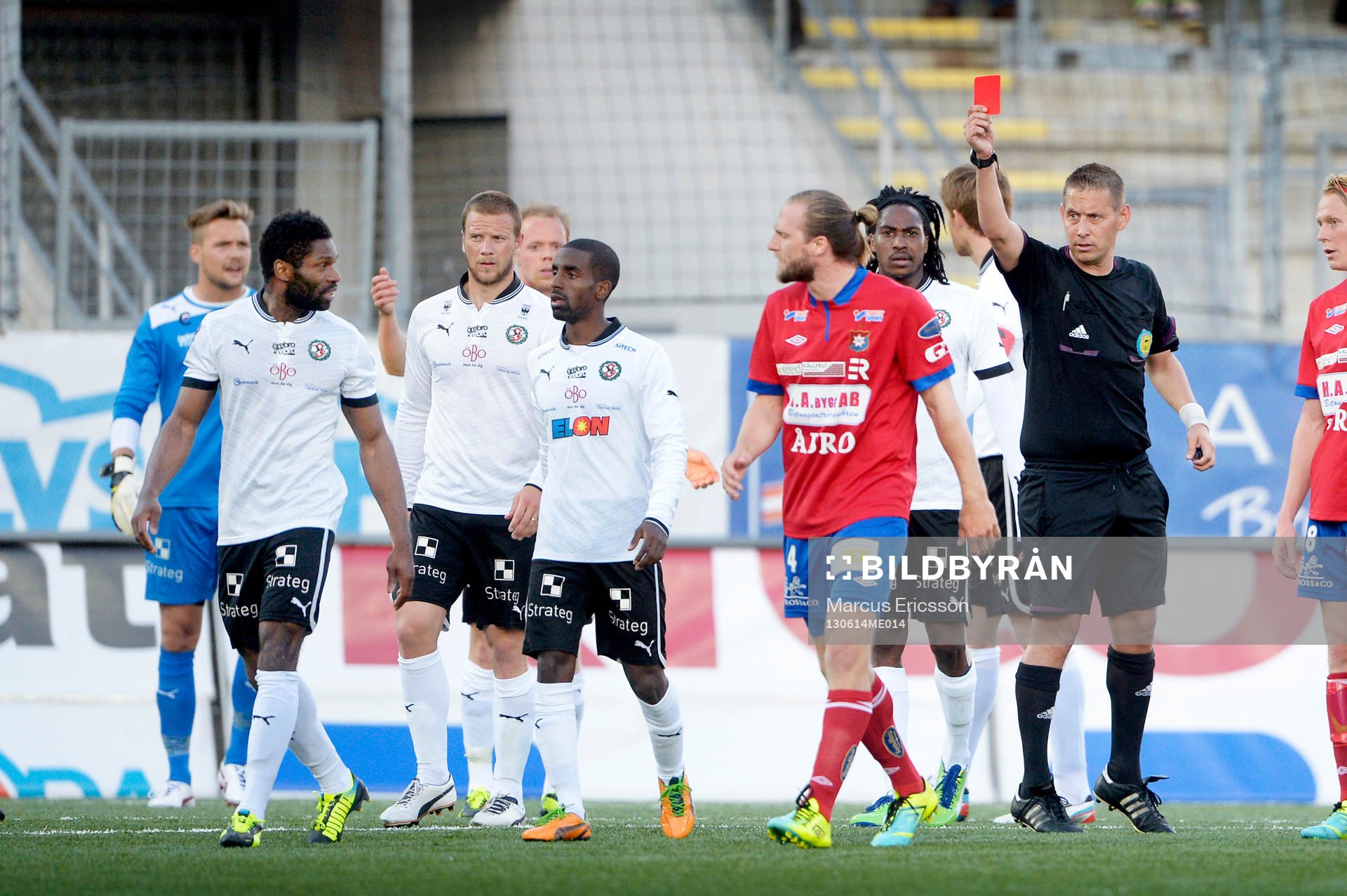 Samuel Wowoah och Emil Karlsson får rött kort i matchen