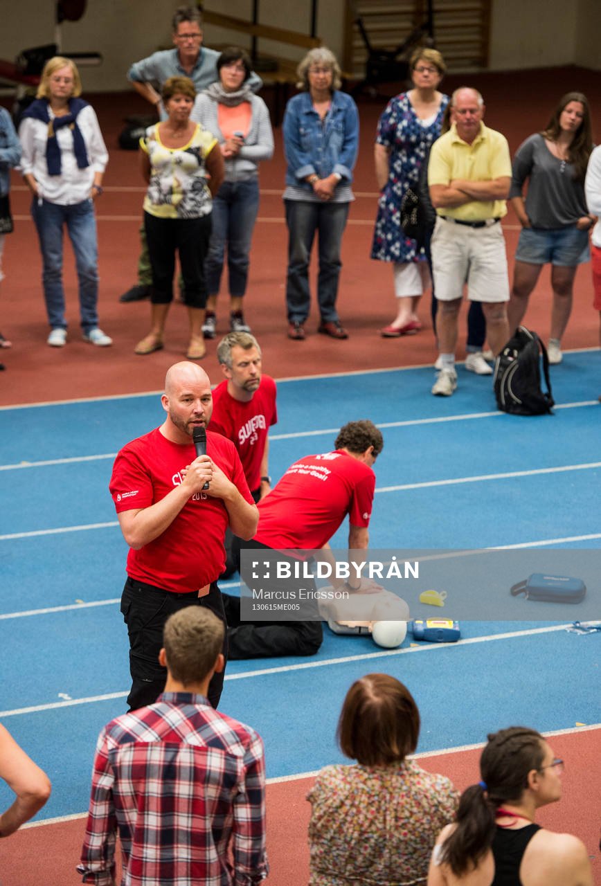 H.K.H. Prins Daniel besöker volontärer som går