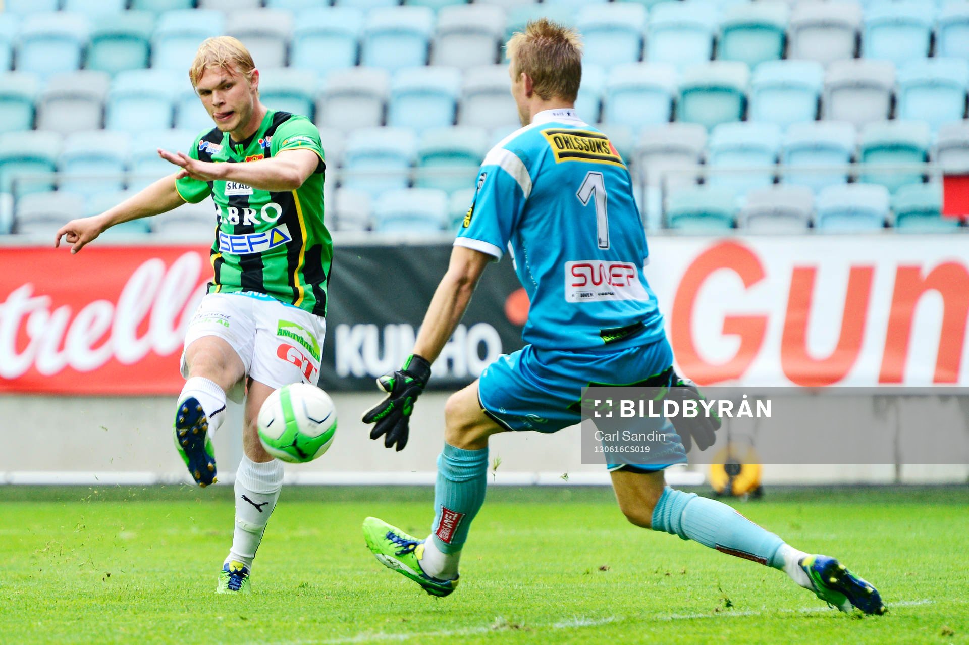 Linus Tornblad, Gais skjuter mot mål som räddas av Bill