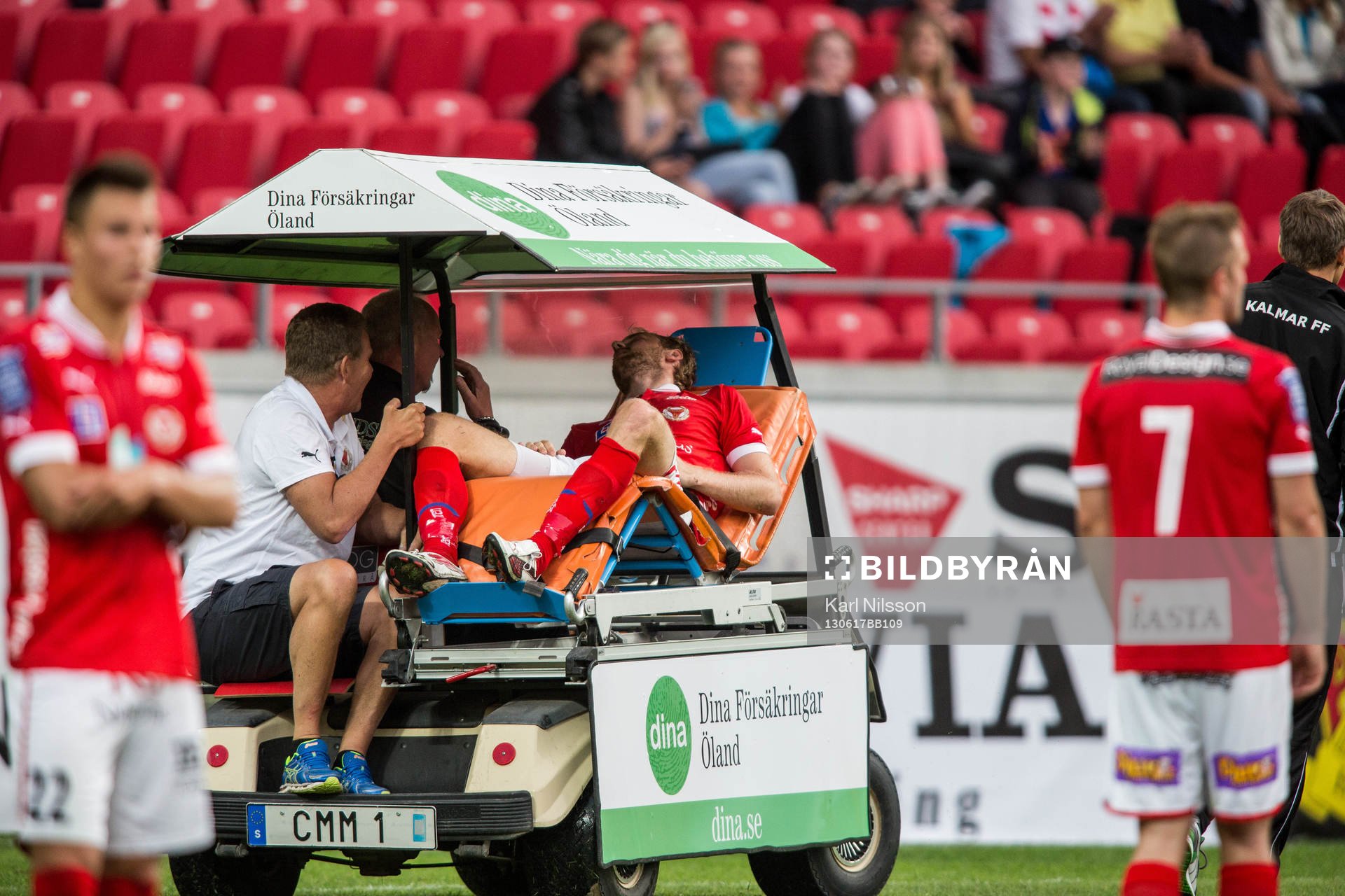 Markus Thorbjörnsson, Kalmar FF, blir utkörd på bår
