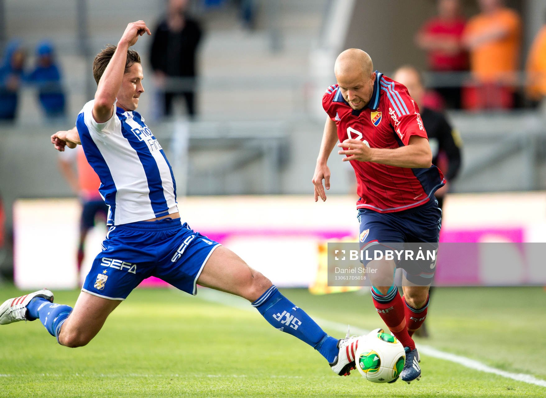 Philip Haglund, IFK Göteborg, bryter bollen från Petter