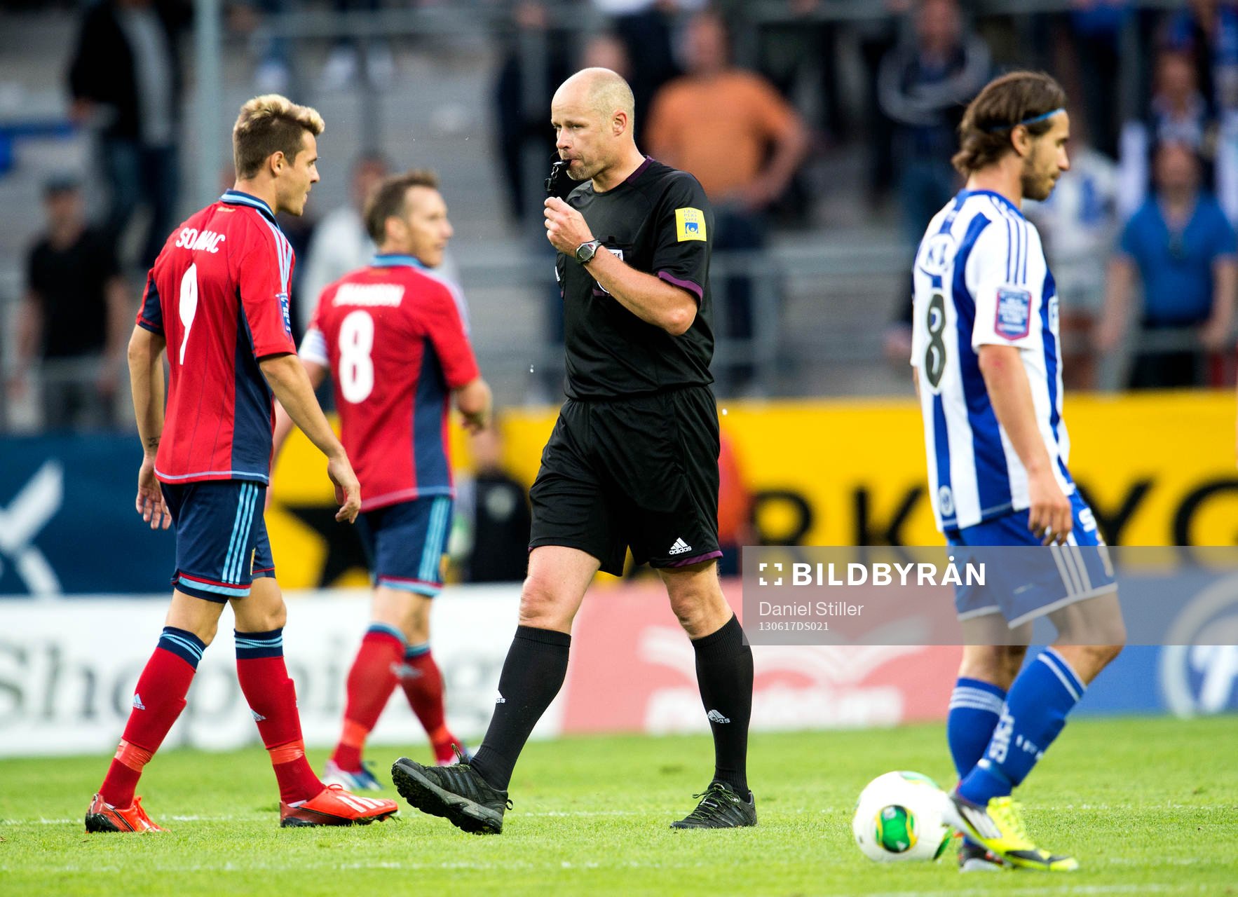 Domare Martin Hansson blåser av matchen