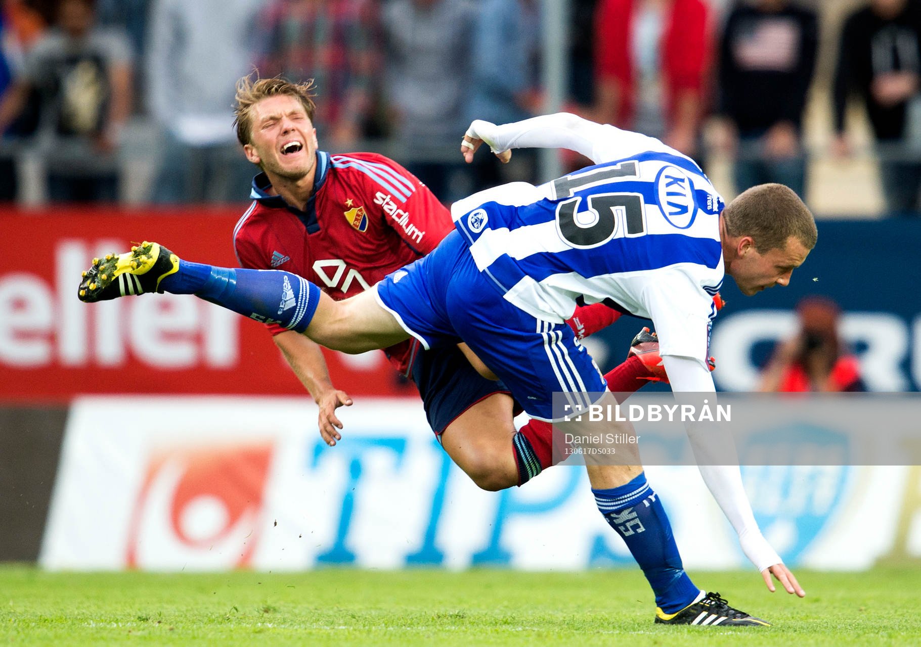 Martin Broberg, Djurgården, får en smäll av Jakob