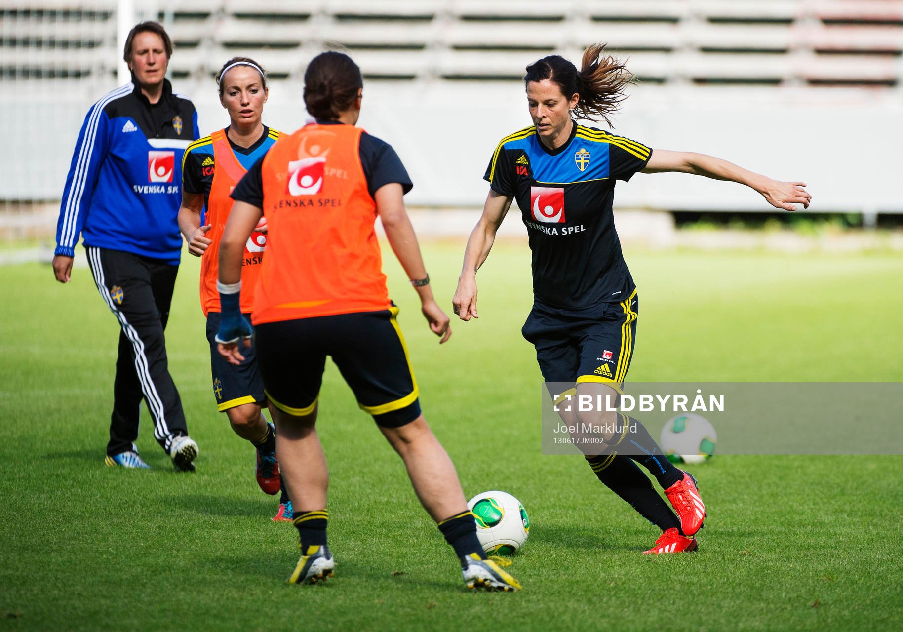 Kosovare Asllani och Lotta Schelin