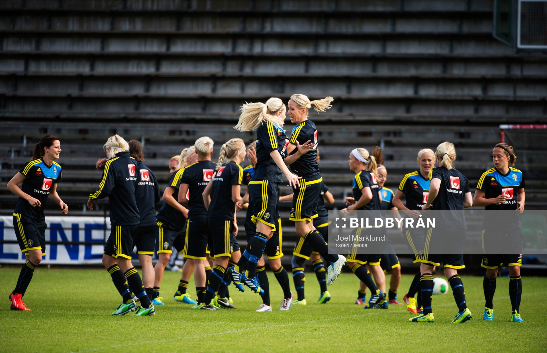 Lisa Dahlkvist och Elin Magnusson hoppar mot varandra i en