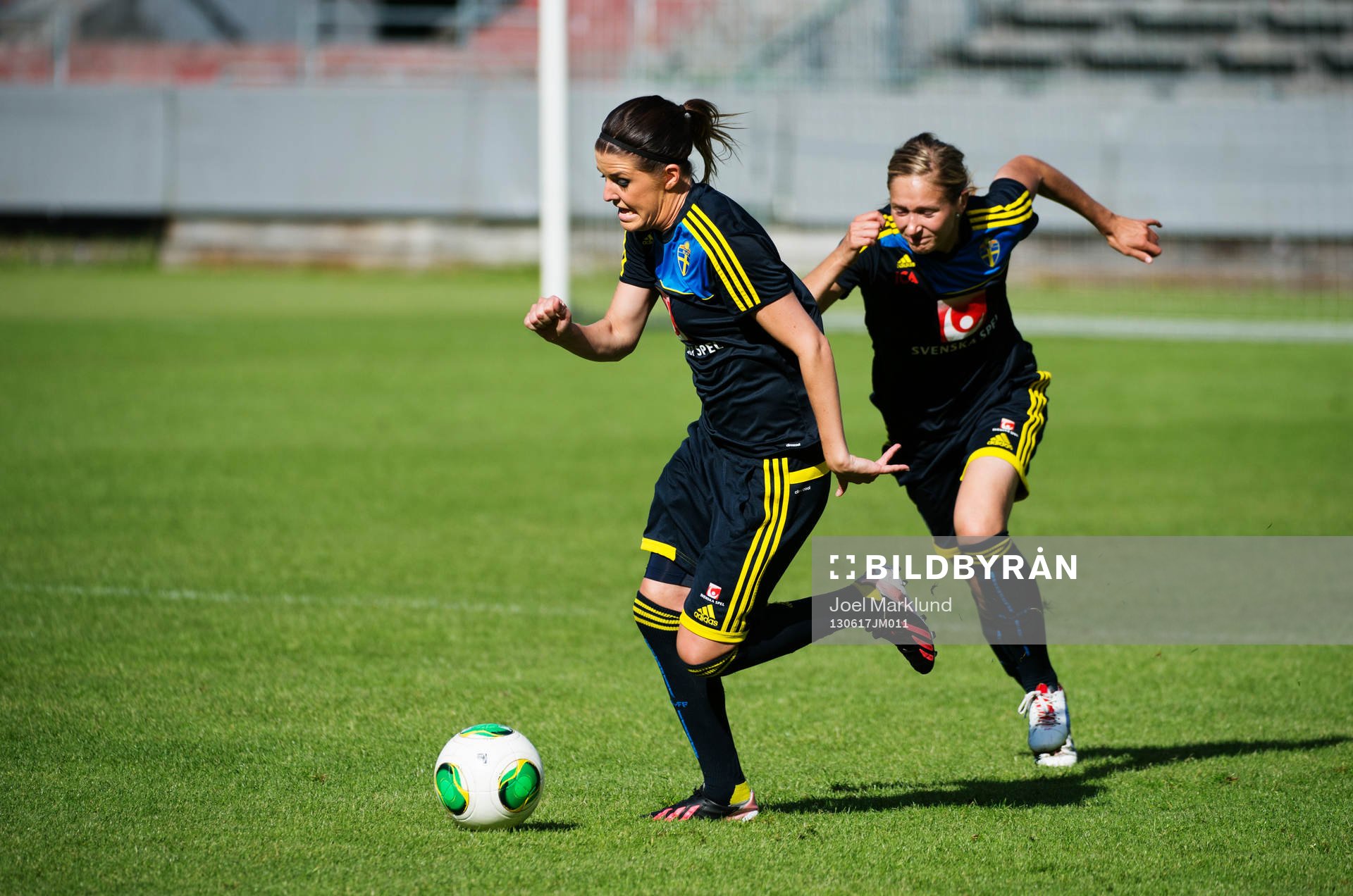 Olivia Schough jagas av Emmelie Konradsson
