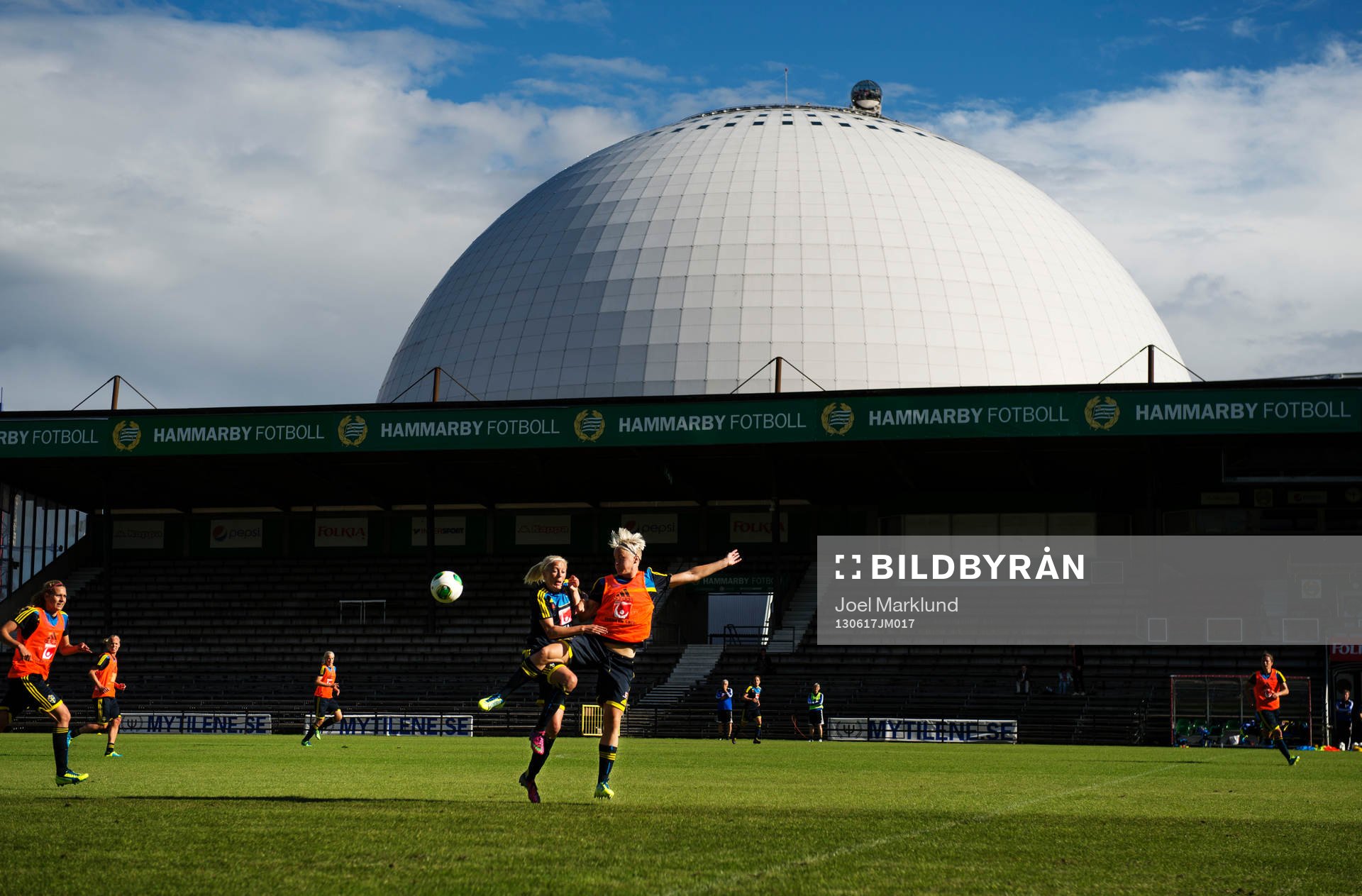 Josefine Öqvist och Nilla Fischer i en duell om bollen