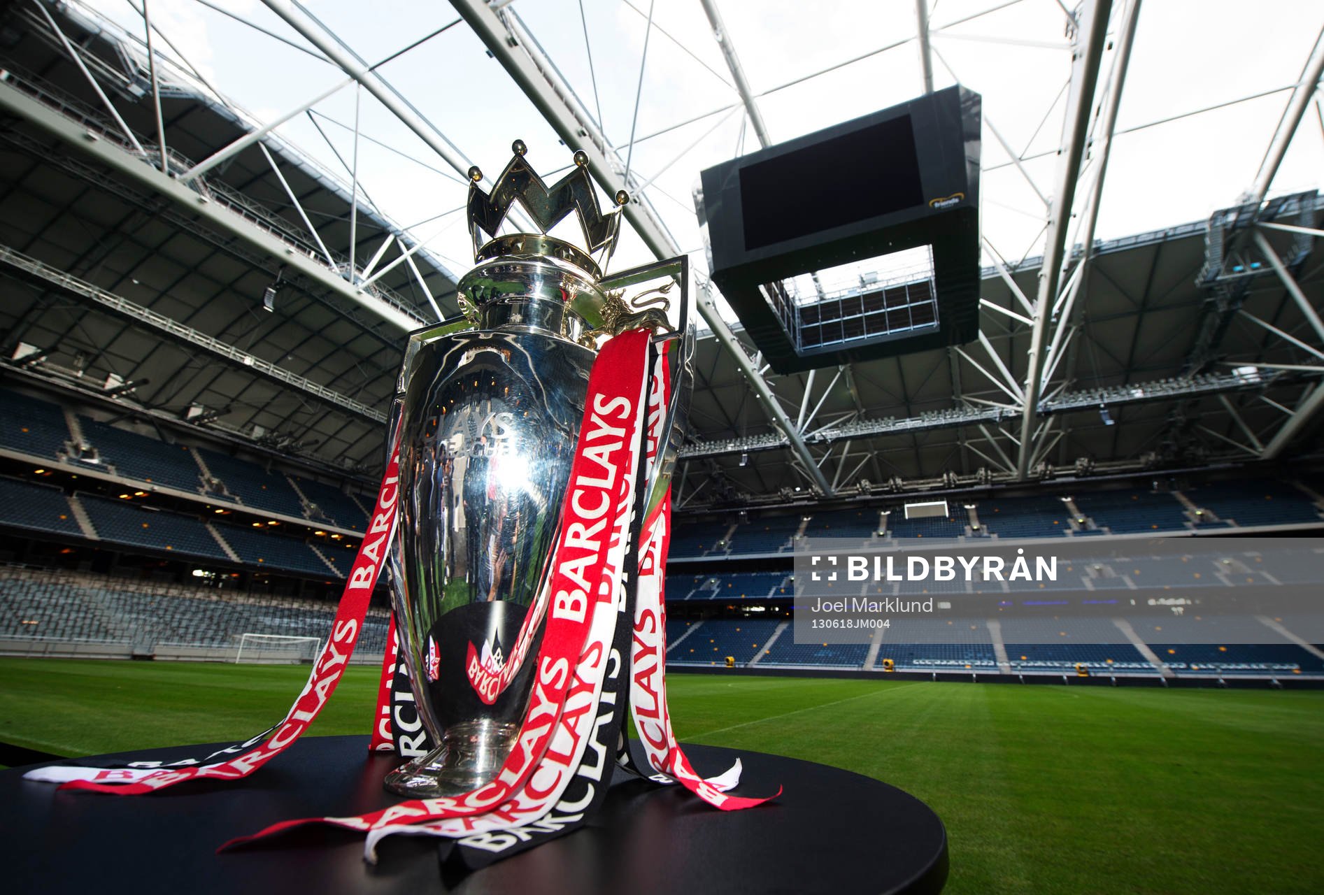 Premier League-pokalen står på Friends Arena under en presskonferens 18 juni 2013 i Stockholm där det kommande mötet mellan fotbollslagen AIK och Manchester United presenteras.