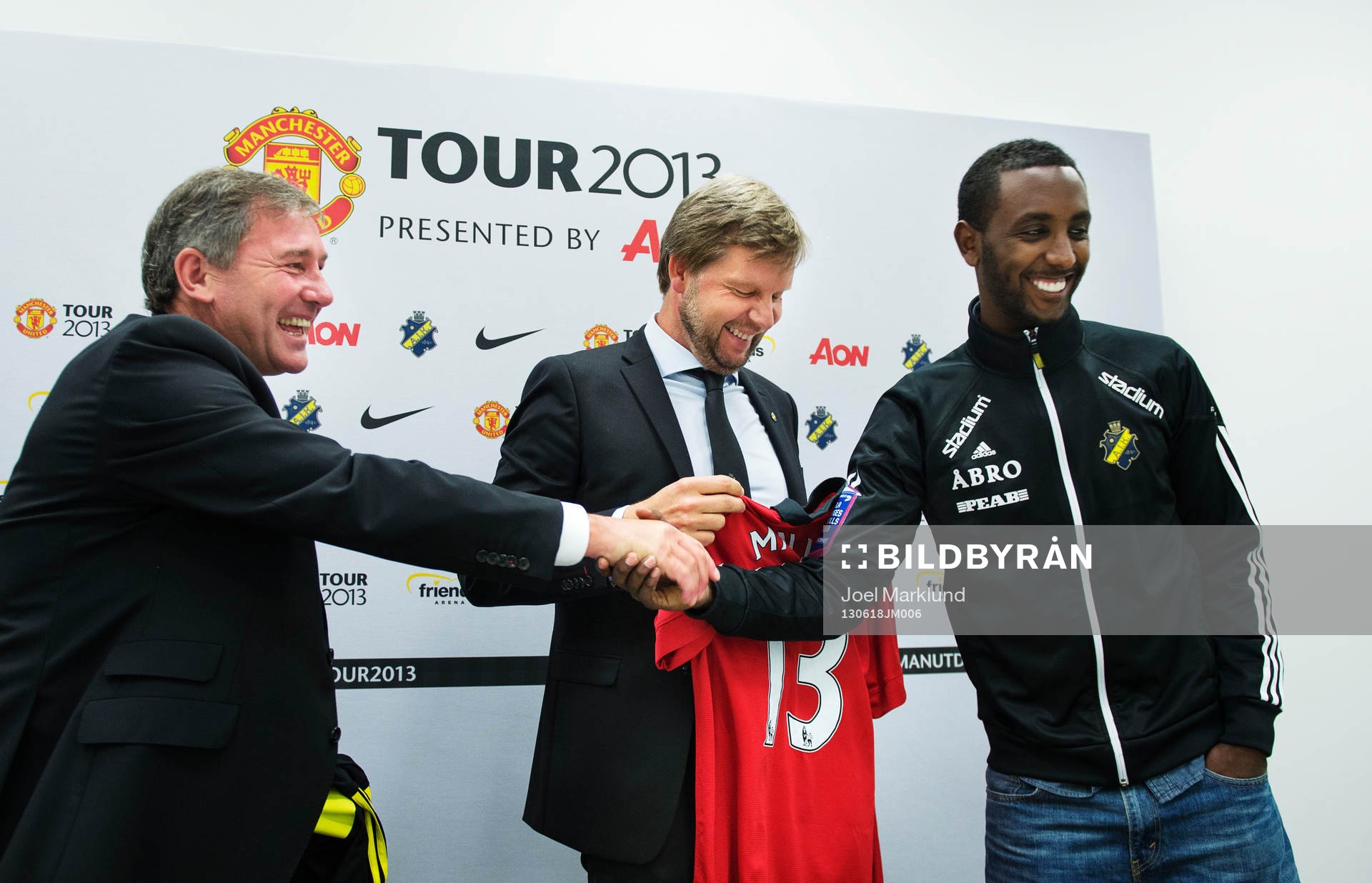 Bryan Robson och Thomas Edselius, vd AIK Fotboll, och Henok Goitom under en presskonferens där det kommande mötet mellan fotbollslagen AIK och Manchester United presenterades 18 juni 2013 i Stockholm.