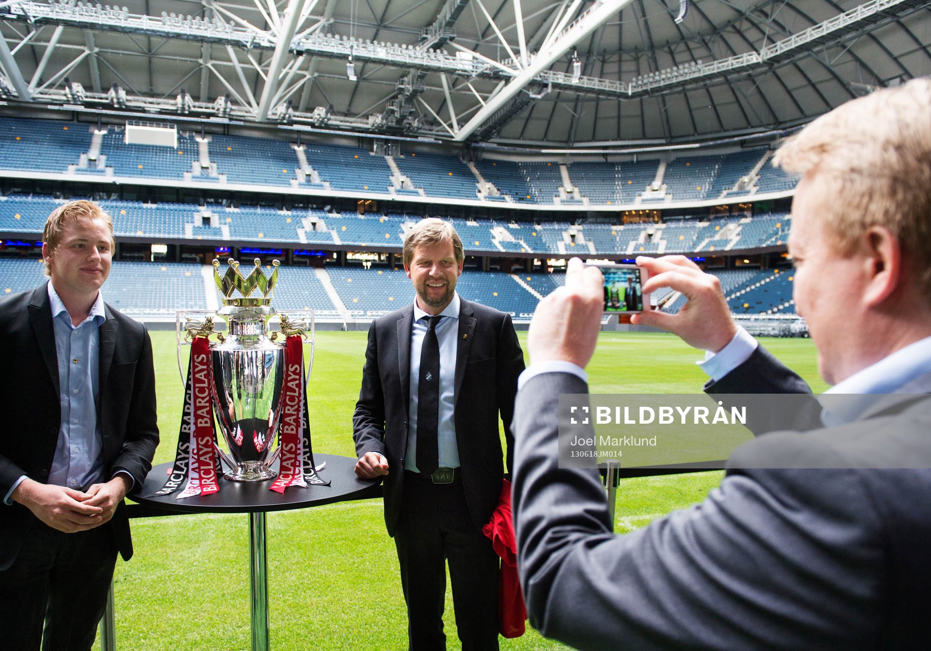 Thomas Edlselius (m), vd AIK Fotboll, blir fotograferad tillsammans med Premier League-pokalen under en presskonferens där det kommande mötet mellan fotbollslagen AIK och Manchester United presenterades 18 juni 2013 i Stockholm.