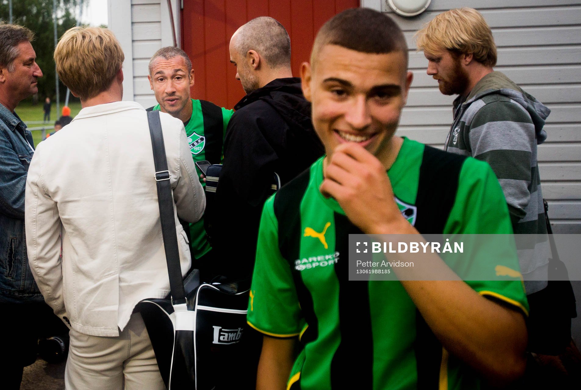 Henrik Larsson blir intervjuad av pressen