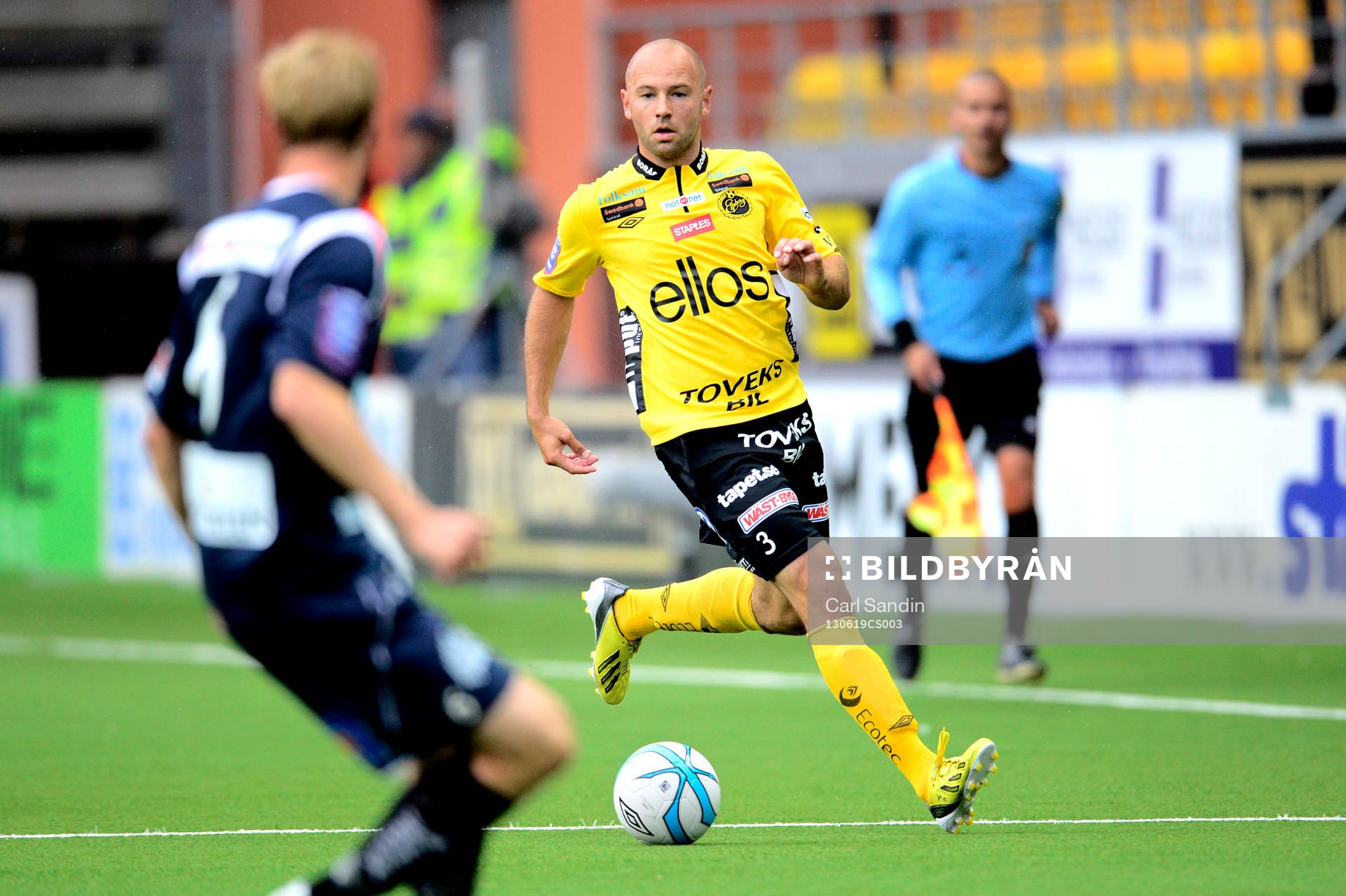 Elfsborgs Stefan Larsson driver upp bollen i