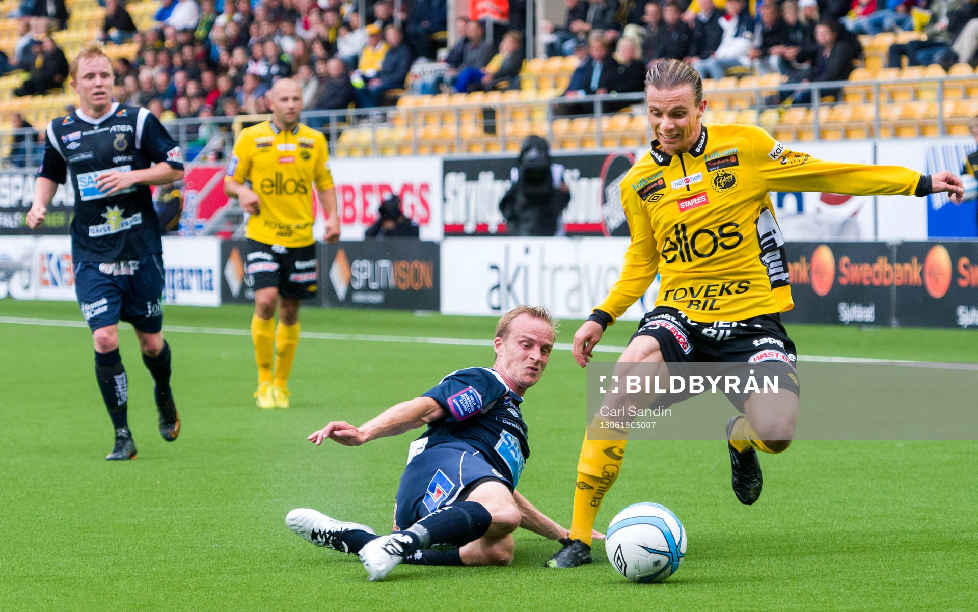 Gefles Pär Asp glidtacklar Elfsborgs Niklas Hult  i