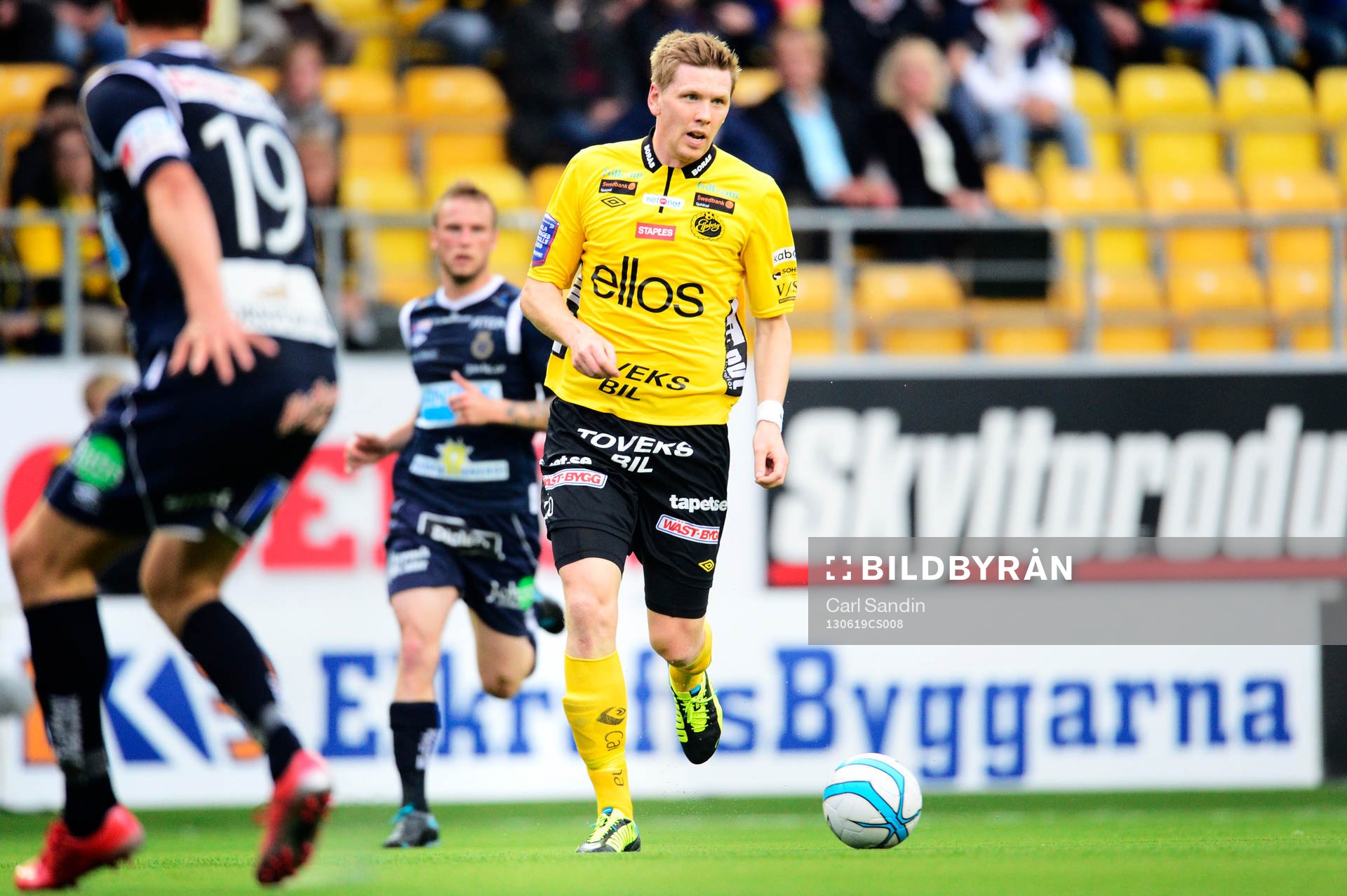 Elfsborgs David Elm driver upp bollen i
