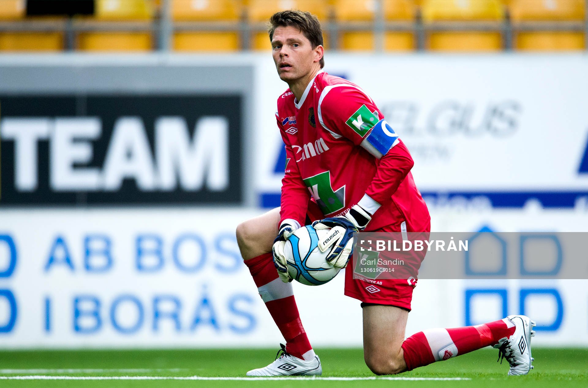 Gefles målvakt Mattias Hugosson håller i bollen i