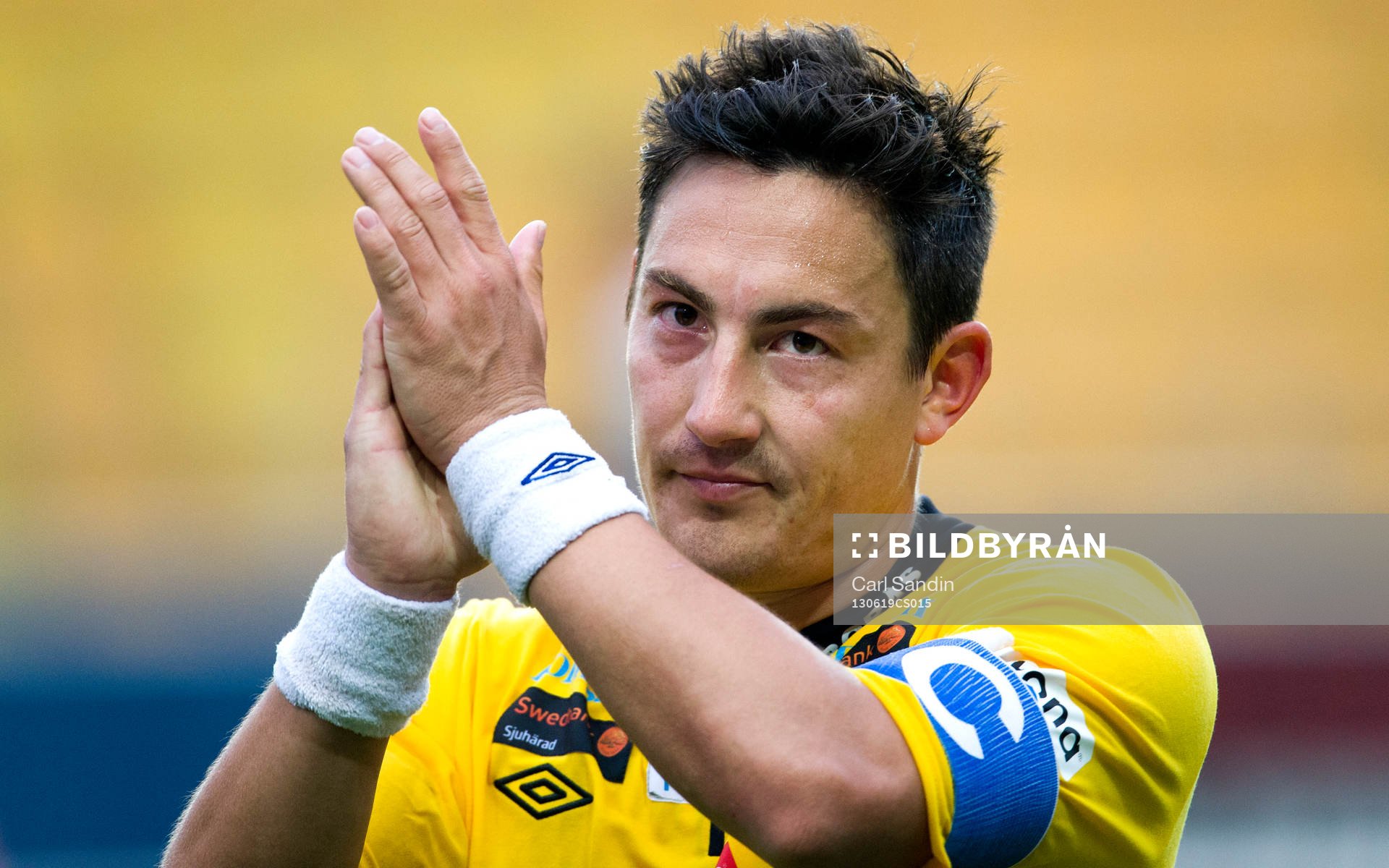 Elfsborgs Stefan Ishizaki tackar publiken