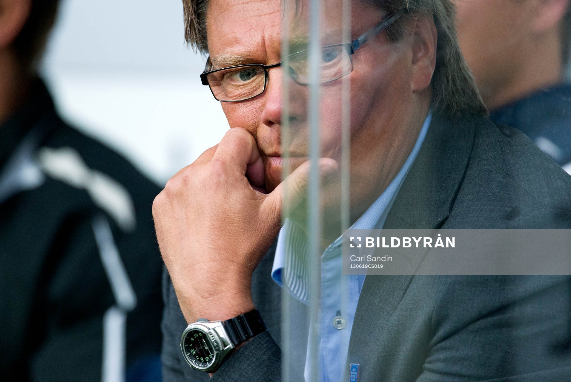 Gefles tränare Per Olsson sitter och funderar på bänken i