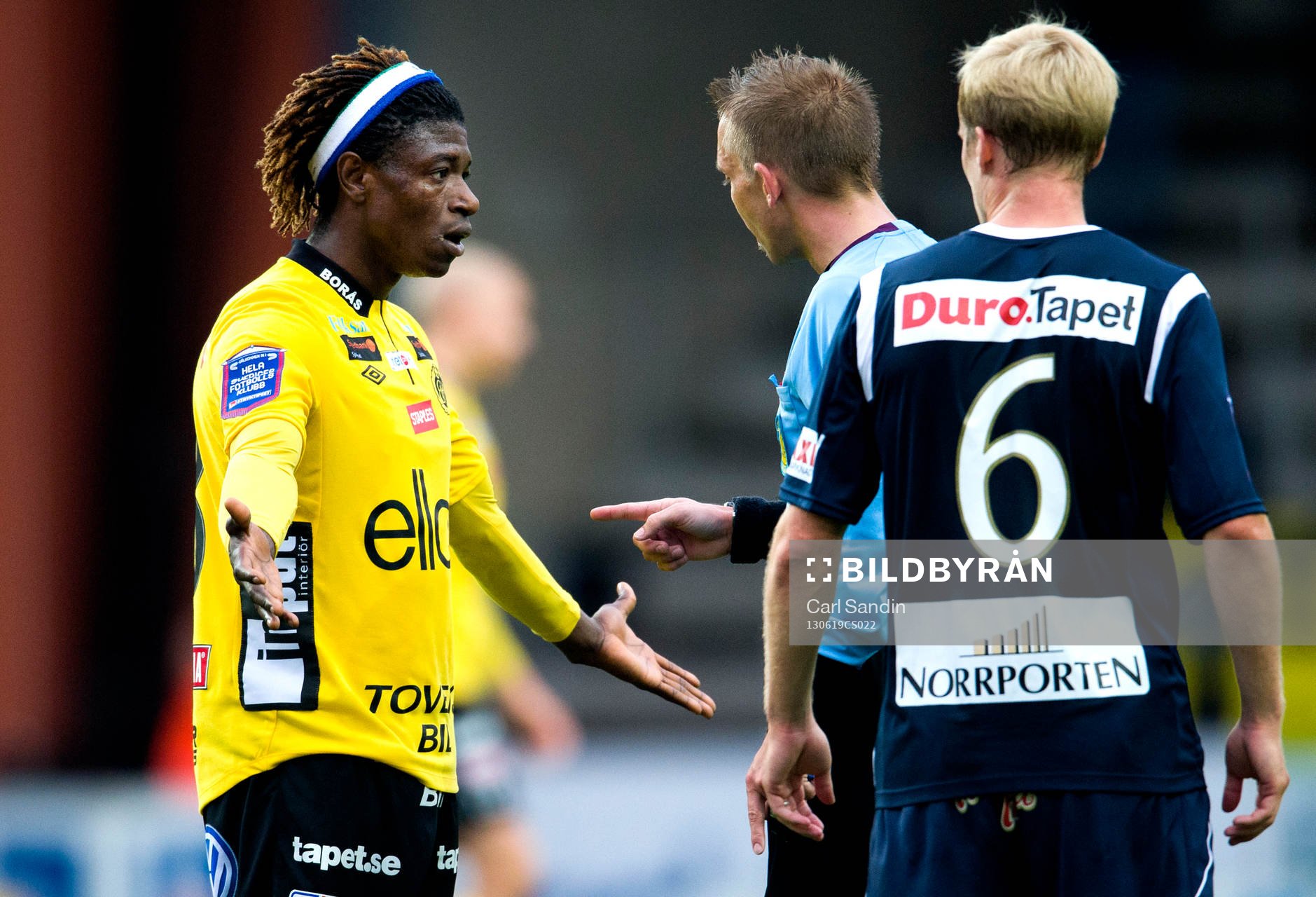 Elfsborgs Mohamed Bangura slår ut med händerna mot domare
