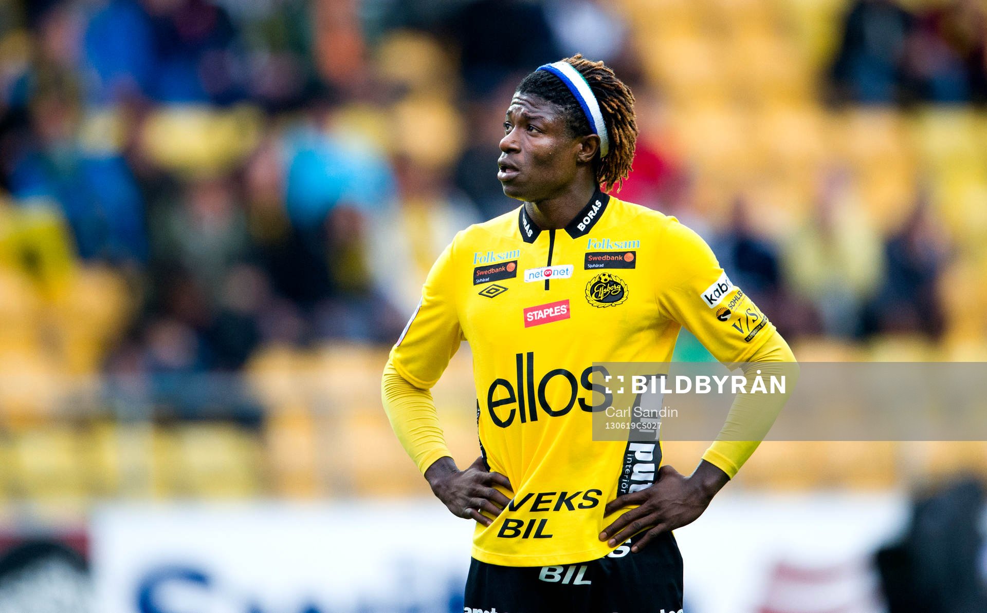 Elfsborgs Mohamed Bangura står och tittar mot tvskärmen i
