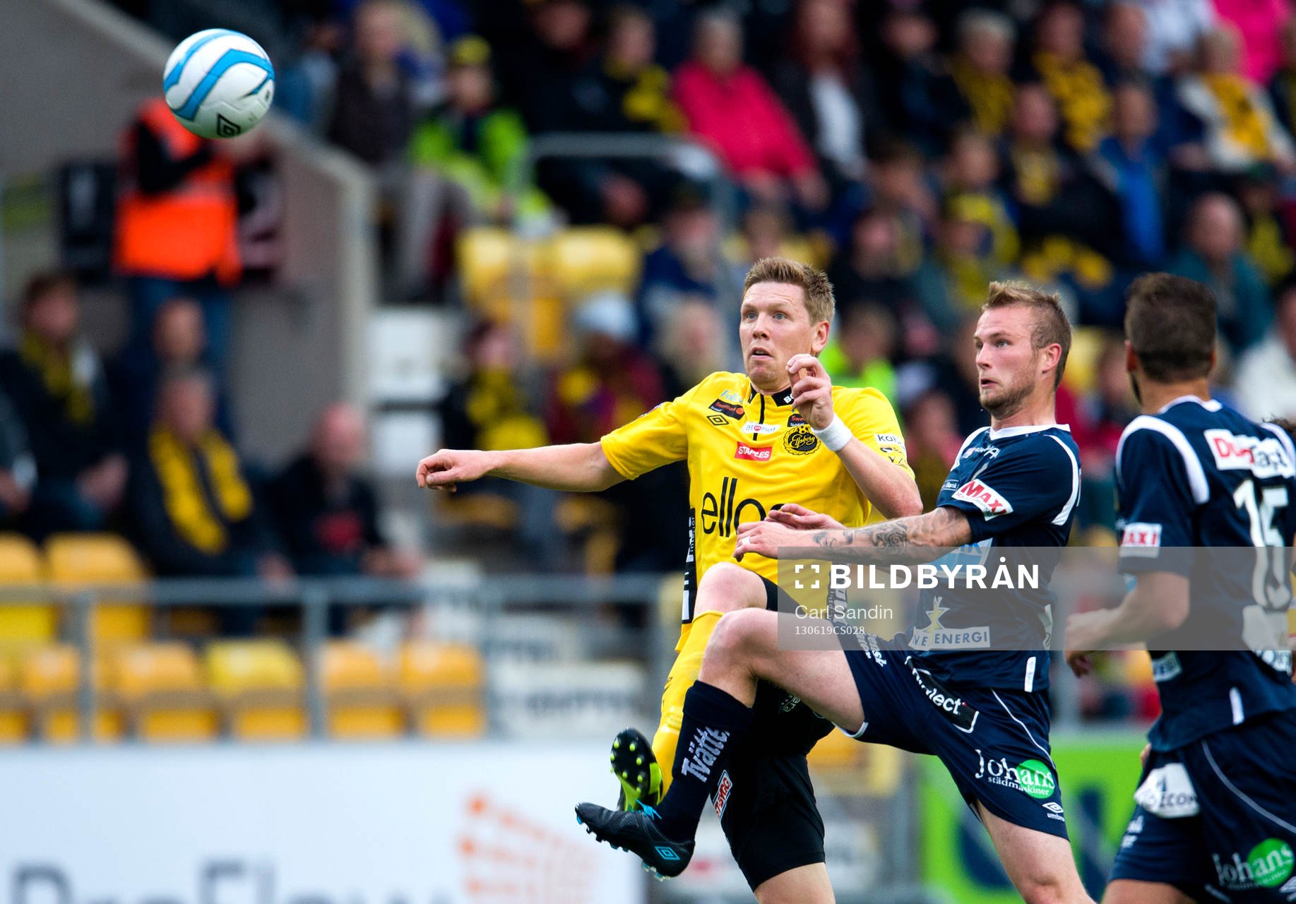 Elfsborgs David Elm och Gefles Alexander Faltsetas hoppar
