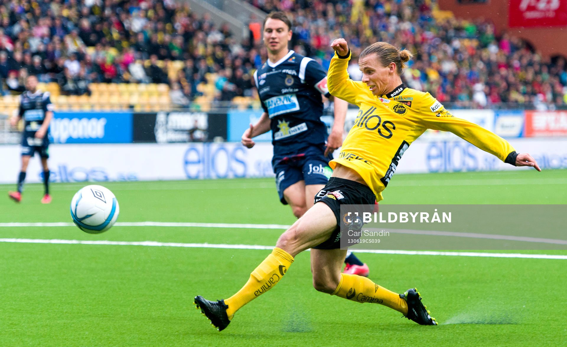 Elfsborgs Niklas Hult skjuter mot mål i