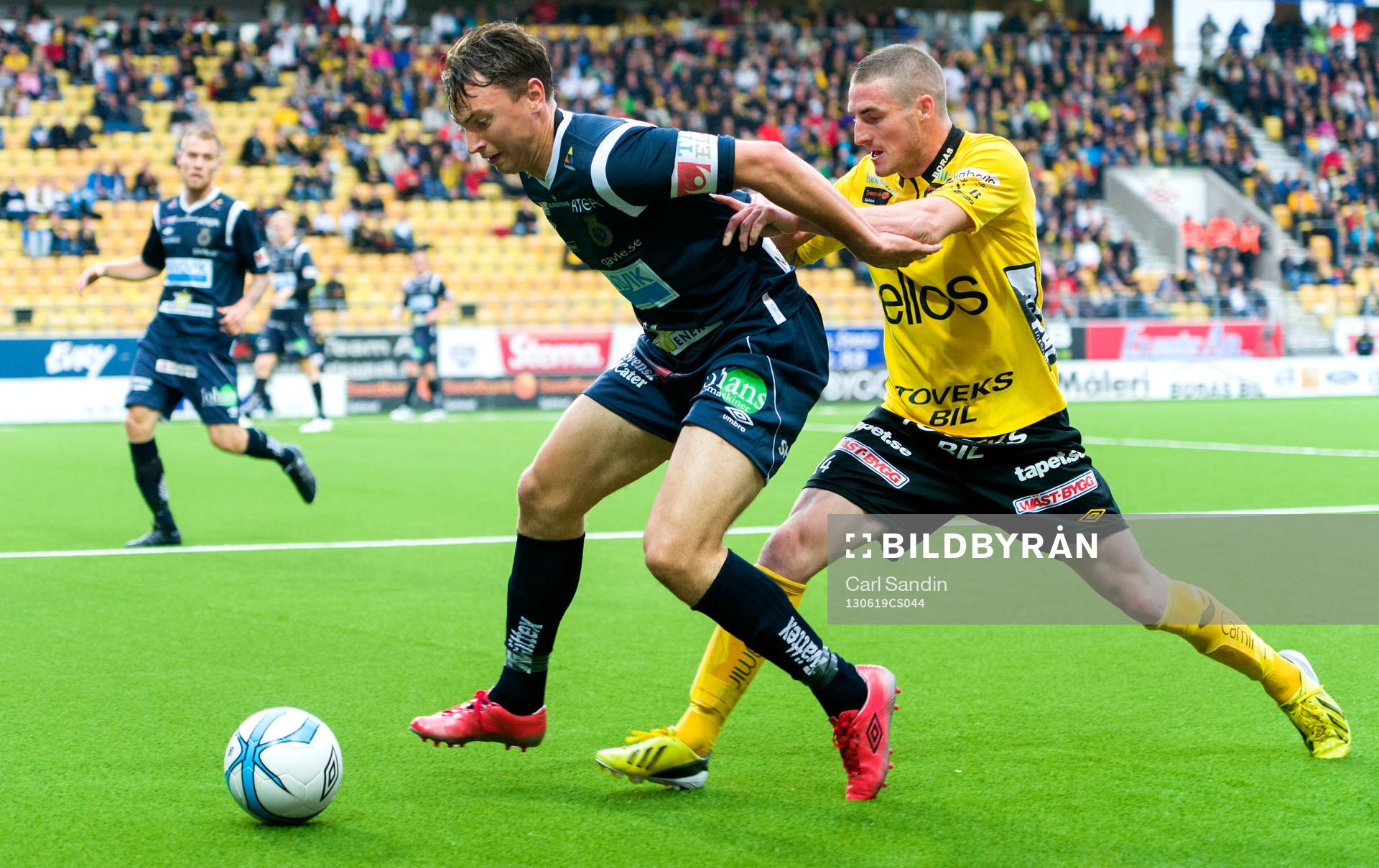 Gefles Marcus Hansson pressas i ryggen av Elfsborgs James