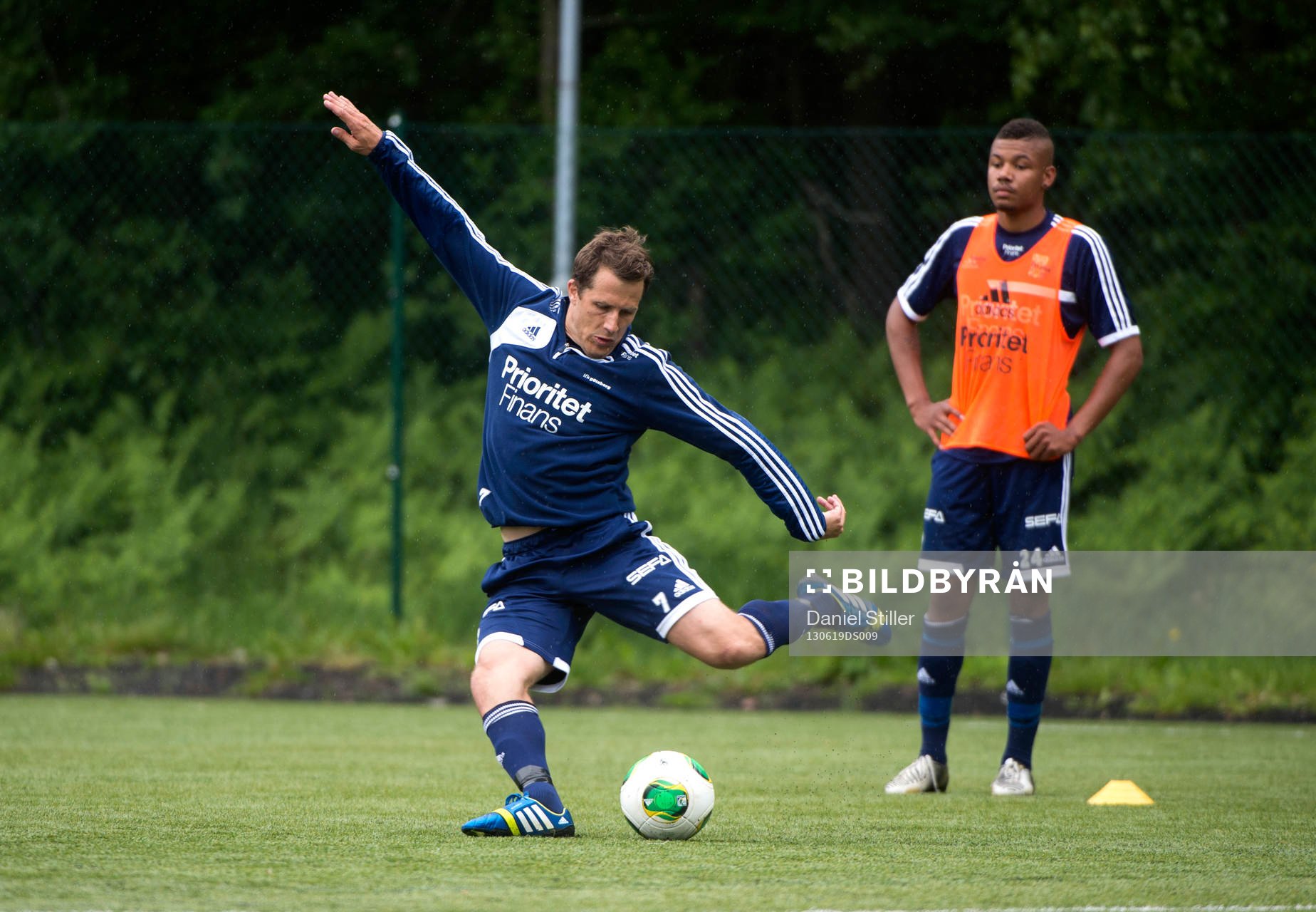 Tobias Hysén testar skott, Mikael Dyrestam tittar på