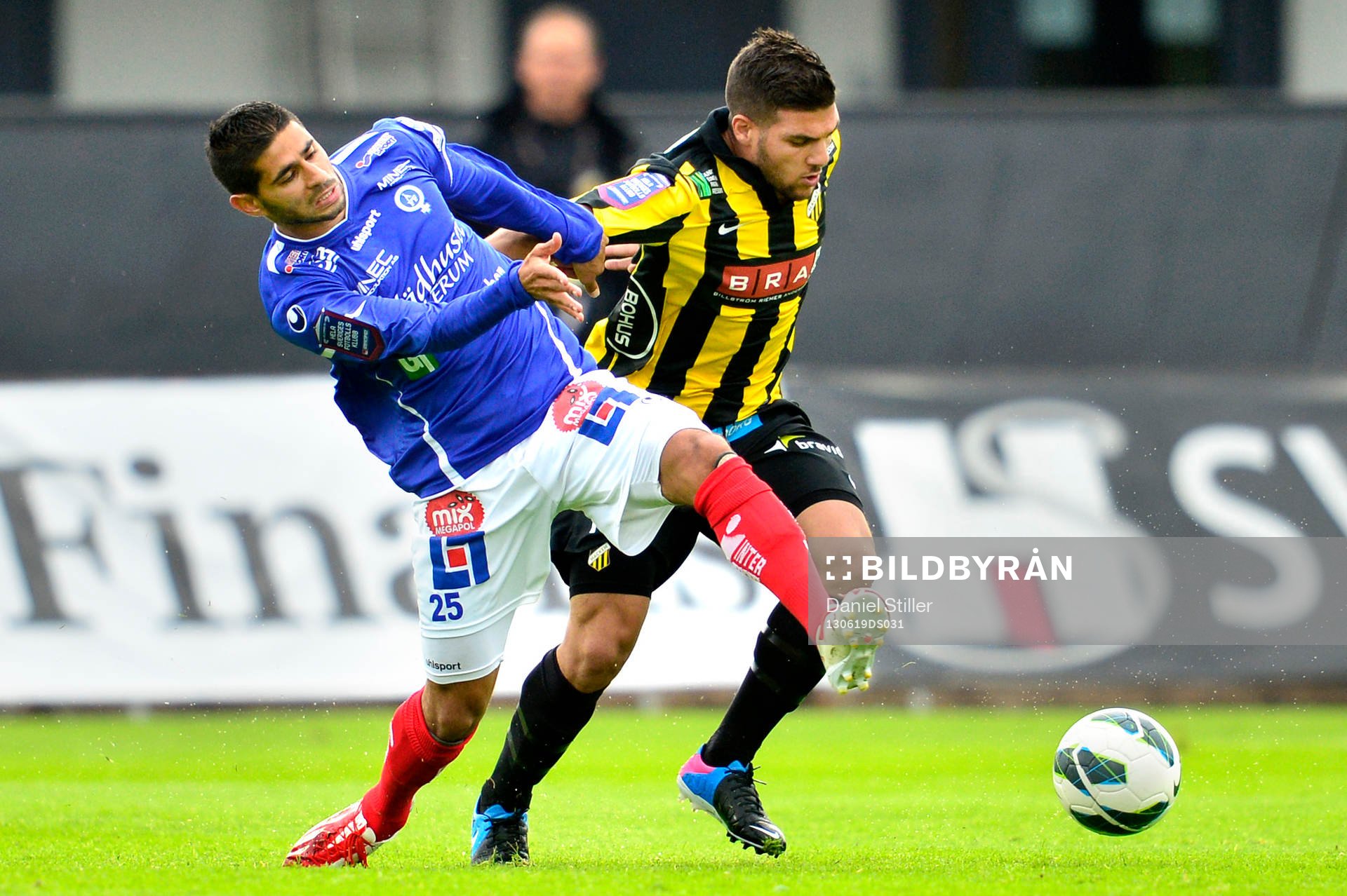 Åtvidabergs Imad Zatra i kamp om bollen med Häckens Moestafa El Kabir i matchen mellan Häcken och Åtvidaberg  19 juni 2013 i Göteborg .