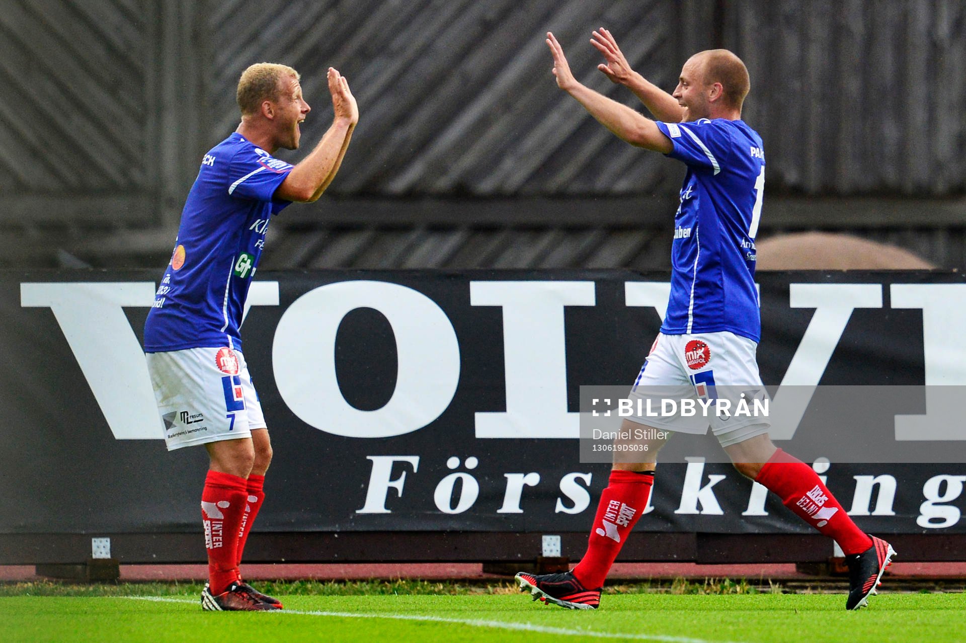 Åtvidabergs Daniel Sjölund gör 1-0 och kramas om av Kristian Bergström i matchen mellan Häcken och Åtvidaberg  19 juni 2013 i Göteborg .