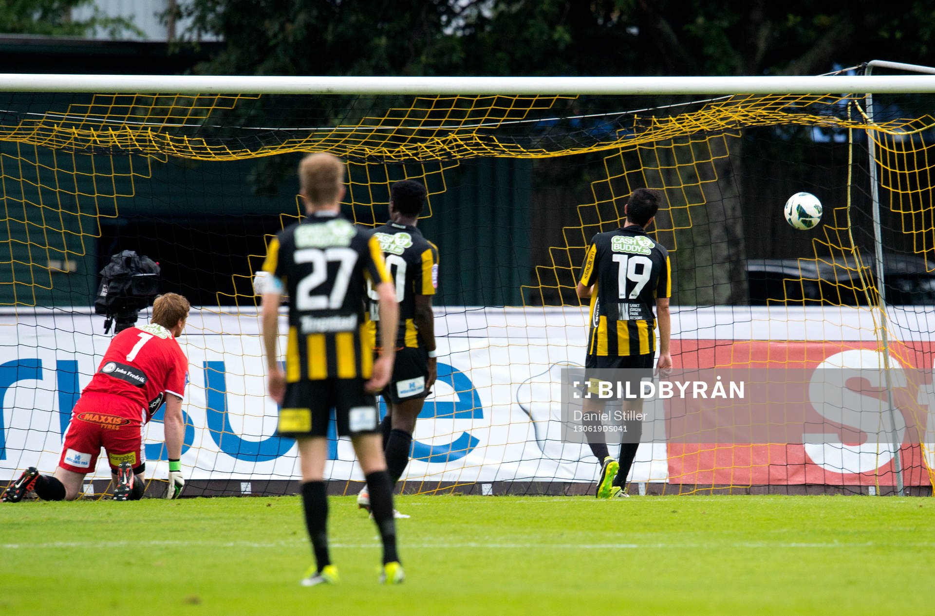 Christoffer Källqvist, målvakt i Häcken, ser bollen gå