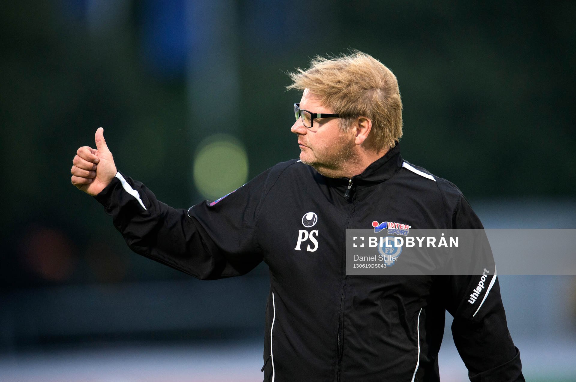 Åtvidabergs tränare Peter Swärdh efter matchen mellan Häcken och Åtvidaberg  19 juni 2013 i Göteborg gör tummen upp.