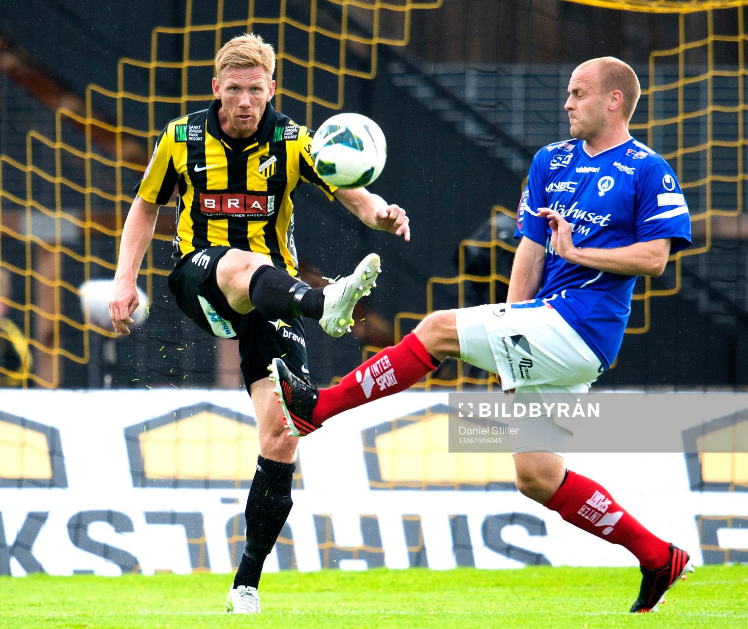 Häckens Fredrik Björck och Åtvidabergs Daniel Sjölund i