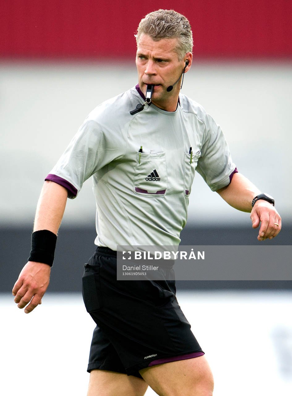 Domare Tobias Mattsson i matchen mellan Häcken och