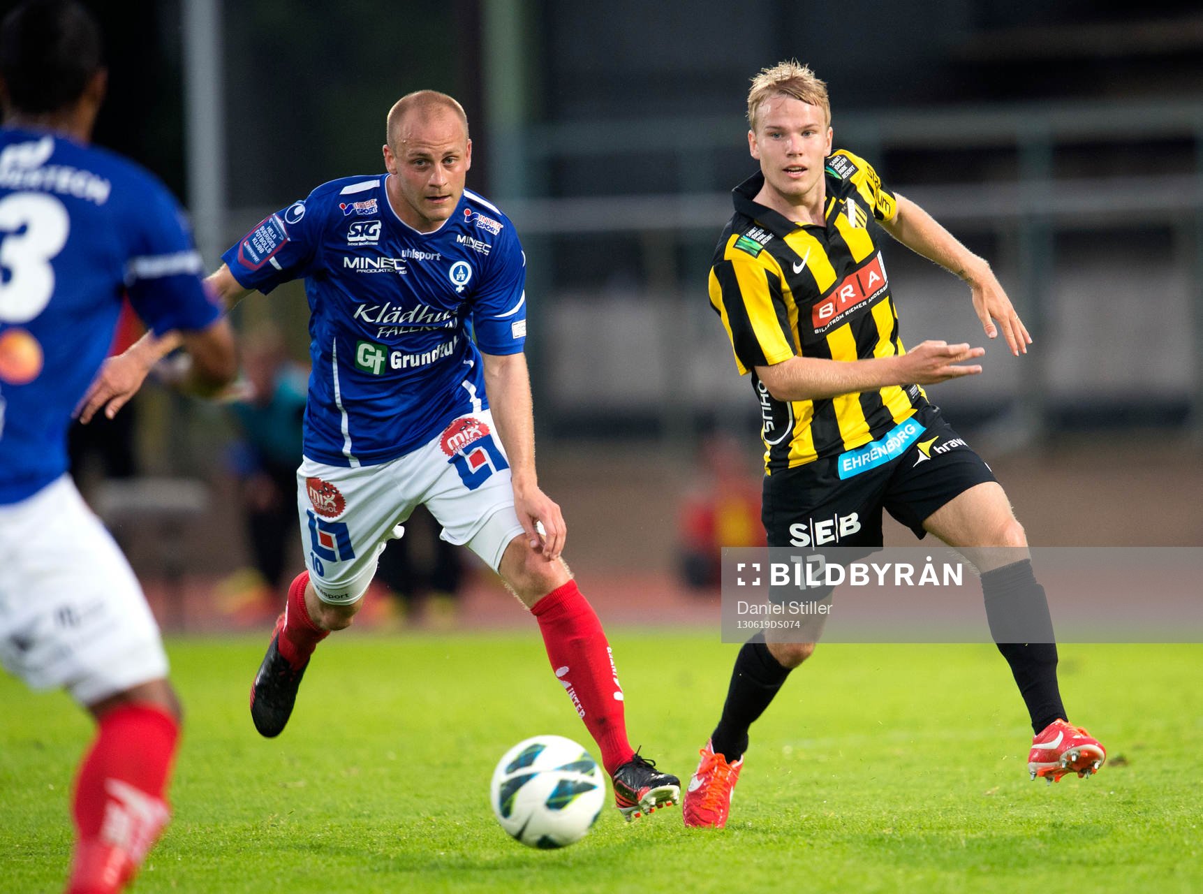 Åtvidabers Daniel Sjölund och Häckens Oscar Lewicki i matchen mellan Häcken och Åtvidaberg  19 juni 2013 i Göteborg .