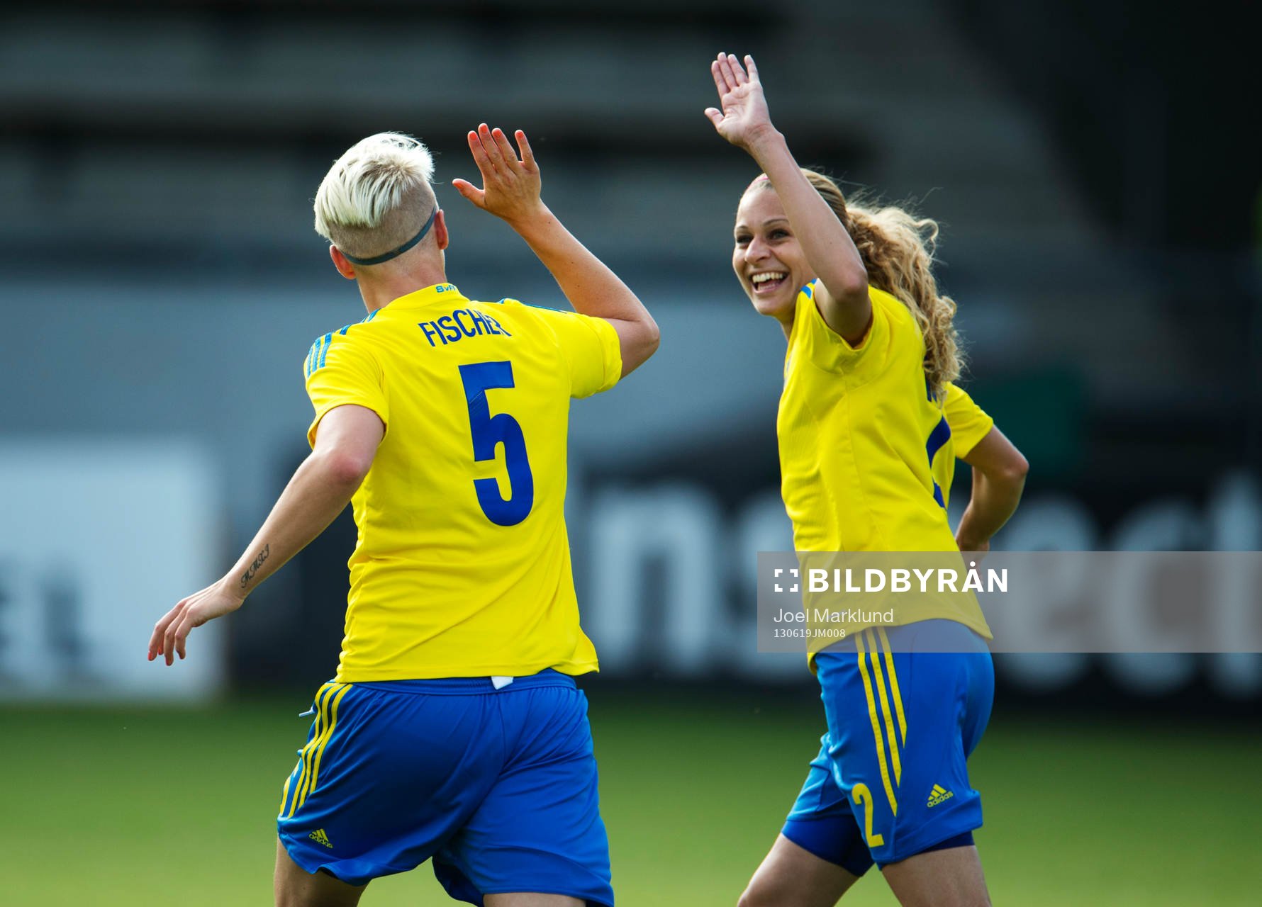 Sveriges Nilla Fischer och Charlotte Rohlin jublar