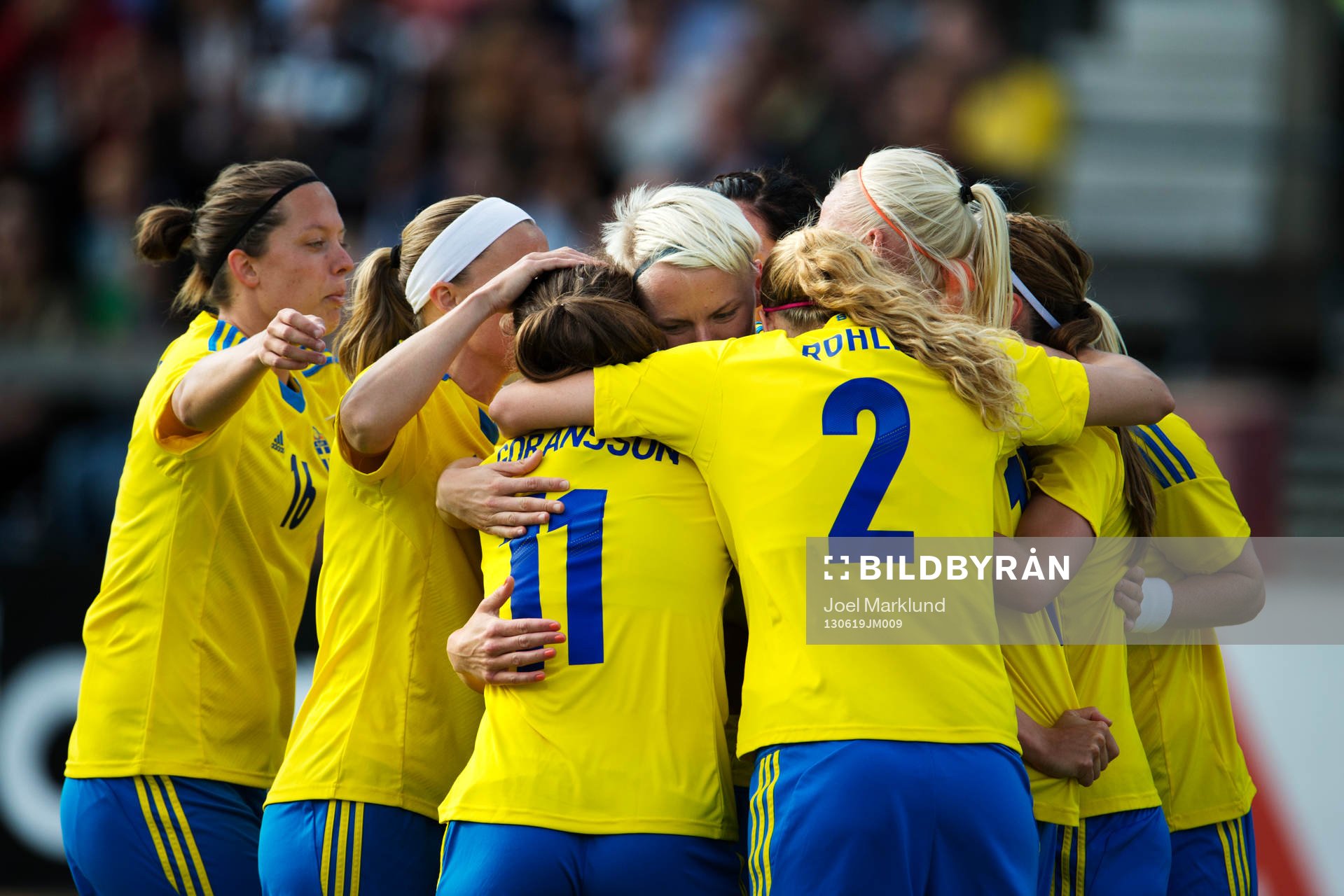 Sveriges Nilla Fischer kramas om av lagkamrater