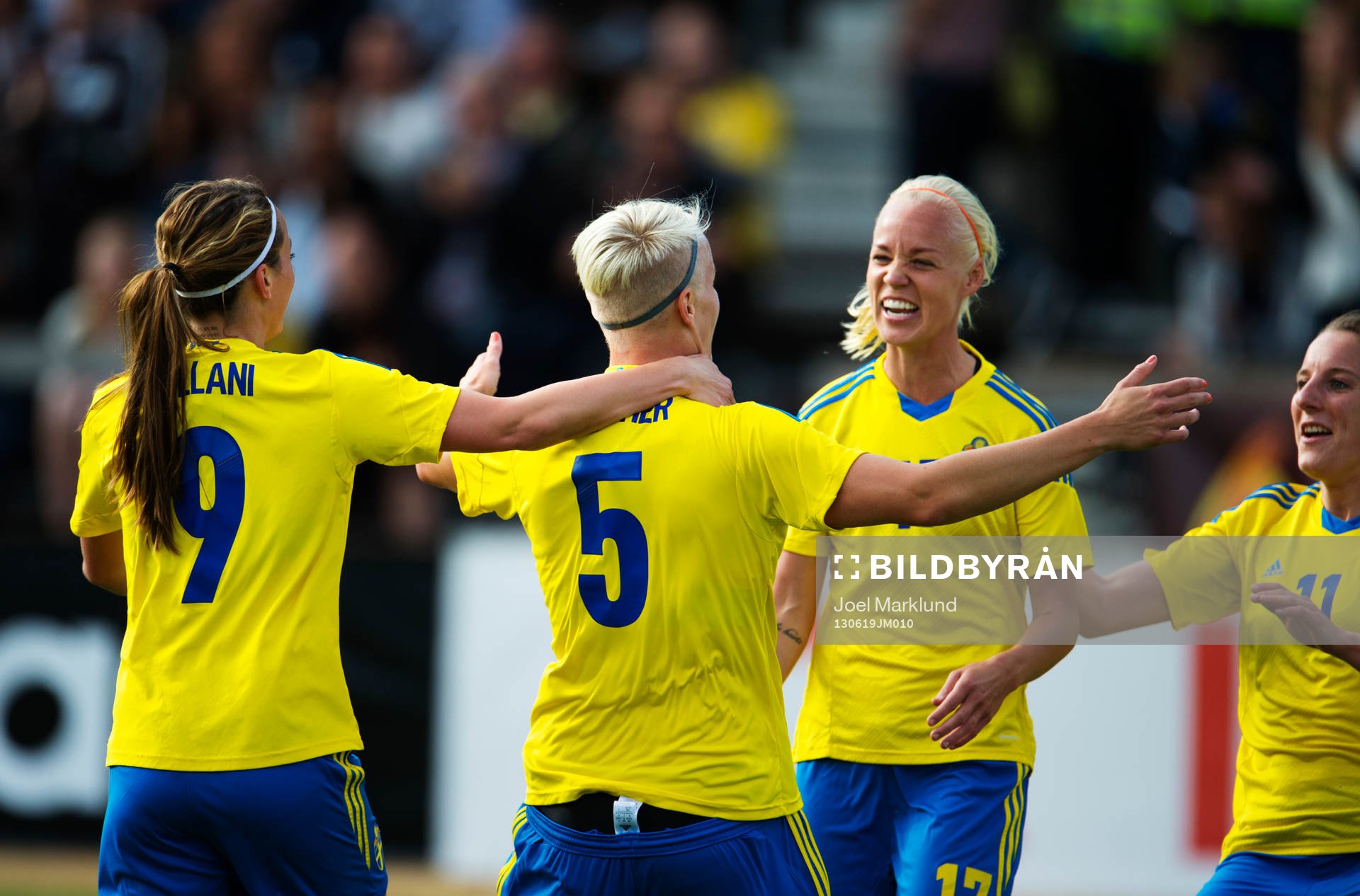 Sveriges Nilla Fischer gratuleras till sitt 1-0-mål i