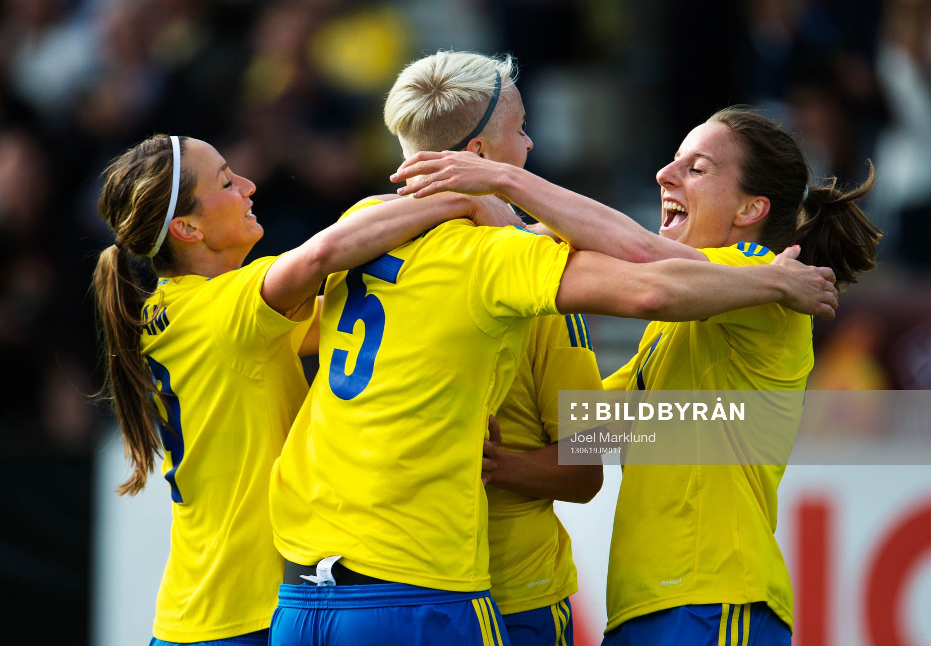Sveriges Kosovare Asllani, Nilla Fischer och Antonia Göransson jublar efter 1-1-målet i träningslandskampen mellan Sverige och Brasilien 19 juni 2013 i Stockholm.