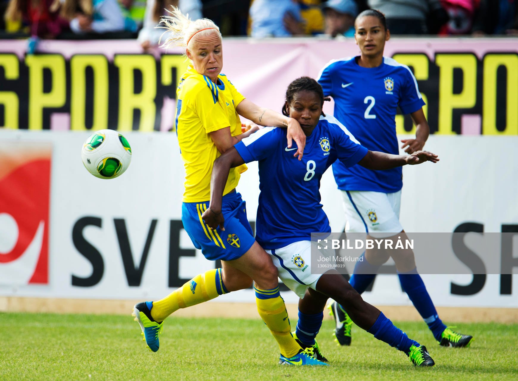 Sveriges Caroline Seger utmanas av Brasiliens Formiga i