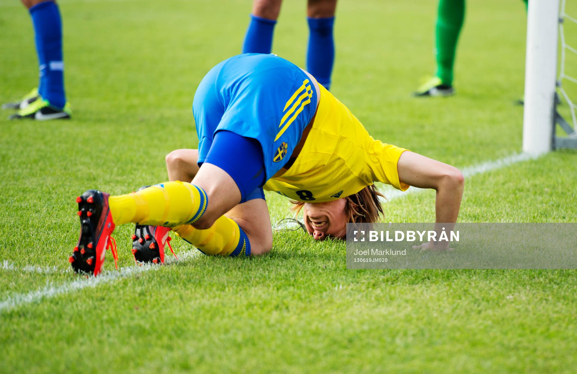 Sveriges Lotta Schelin har ont efter en kollision i träningslandskampen mellan Sverige och Brasilien 19 juni 2013 i Stockholm.