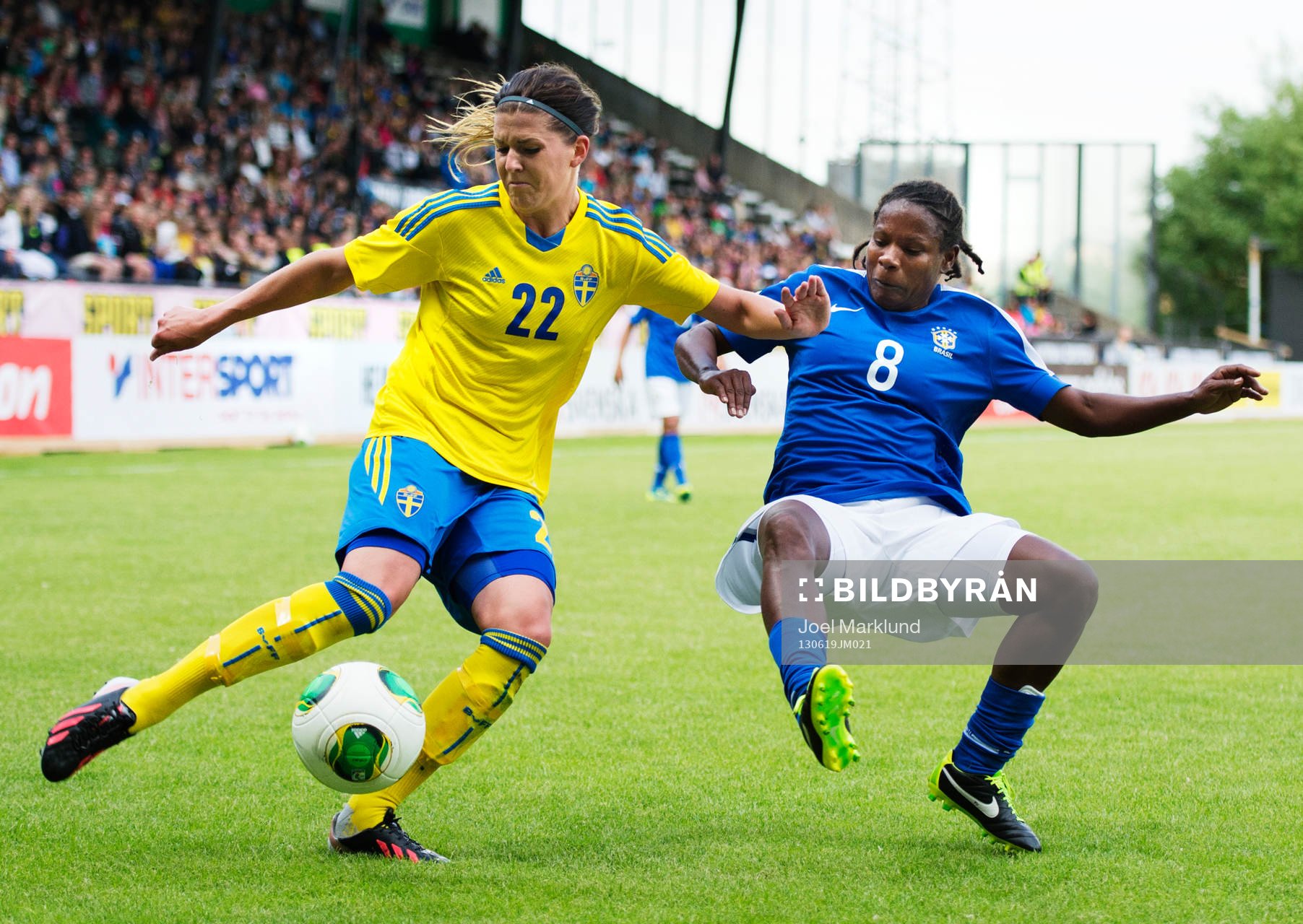 Sveriges Olivia Schough utmanas av Brasiliens Formiga i träningslandskampen mellan Sverige och Brasilien 19 juni 2013 i Stockholm.