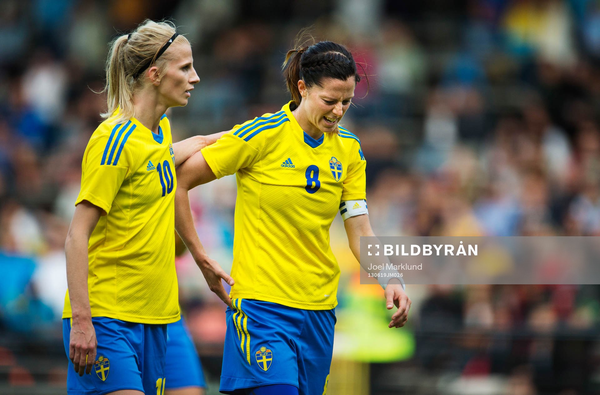 Sveriges Sofia Jakobsson klappar om Lotta Schelin som har